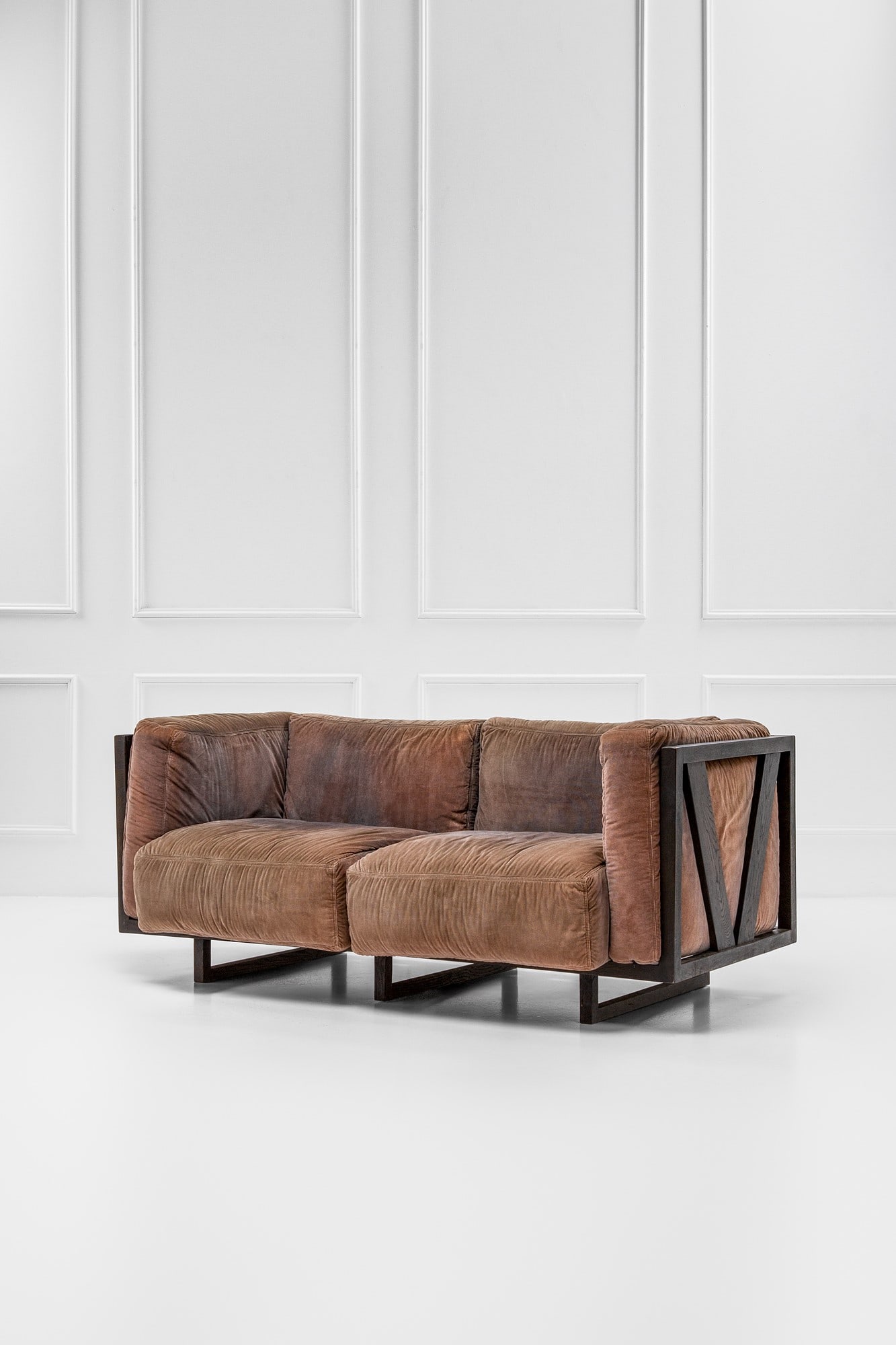 Johannes Foersom e Peter Hiort-Lorenzen, Divano della serie Frame: Divano della serie Frame Legno massello di quercia tinto, tessuto. Prod. Bernstorffsminde, 1990 ca. cm 86x200x105