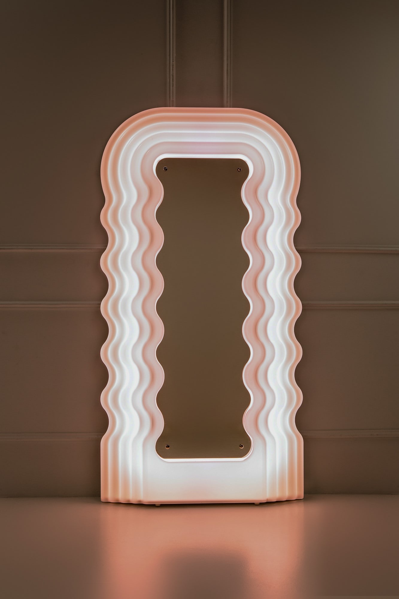 Ettore Sottsass, Specchiera da parete con cornice illuminata mod. Ultrafragola (1 of 7)