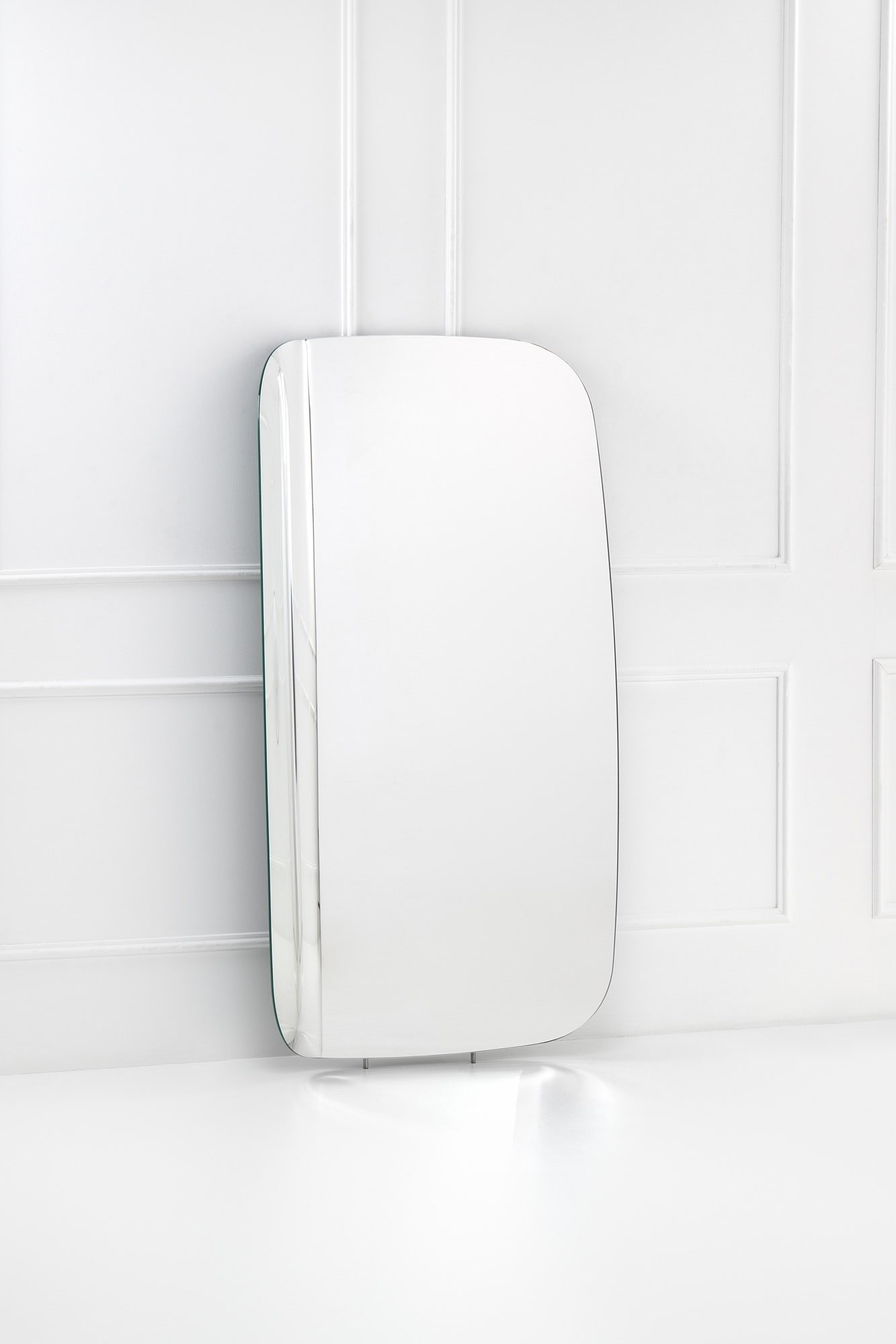 Philippe Starck, Specchio a parete Marlene: Specchiod da parete Marlene Lastra di cristallo extralight curvata, sagomata, molata e argentata. Prod. Glas Italia, 2019 ca. cm 187x95x20