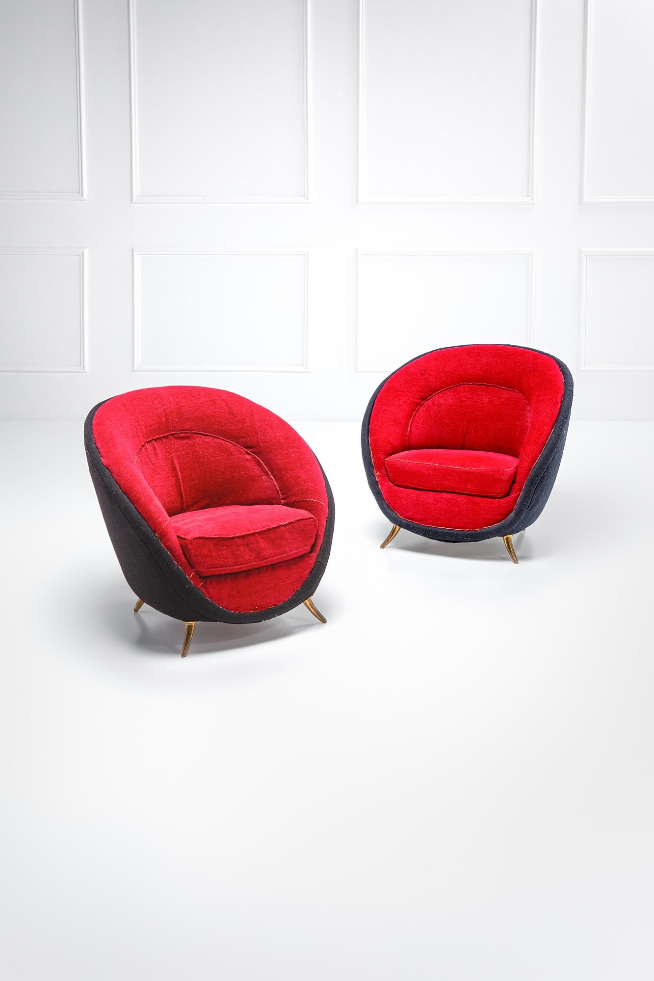 Guglielmo Veronesi, Due poltrone: Due poltrone Fusione di bronzo, tessuto. Prod. I.S.A., 1950 ca. cm 75x70x80