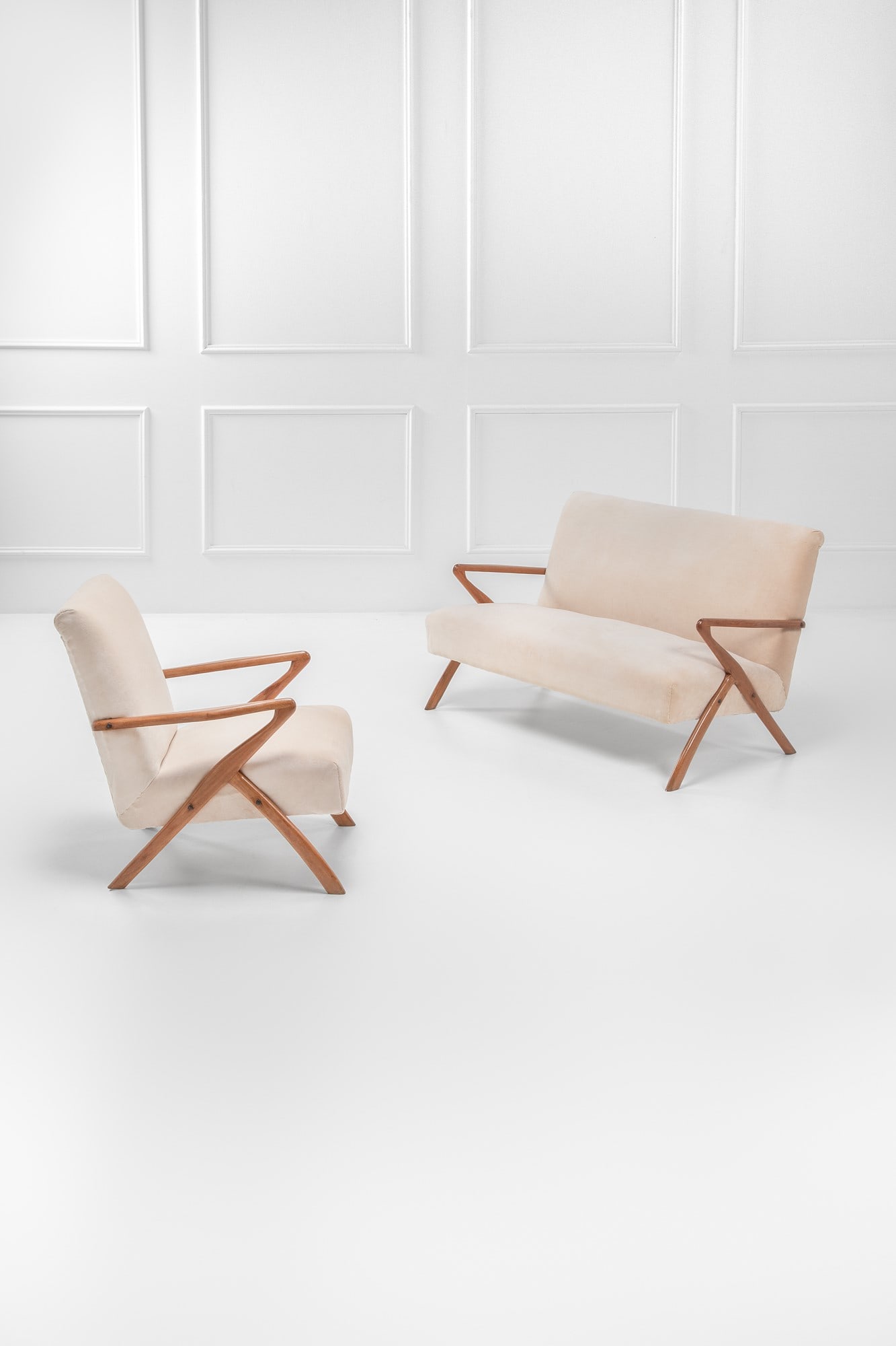 Divano a due posti e poltrona: Divano a due posti e poltrona Legno massello sagomato, tessuto. 1950 ca. Divano cm 77x128x78; poltrona cm 78x62x78