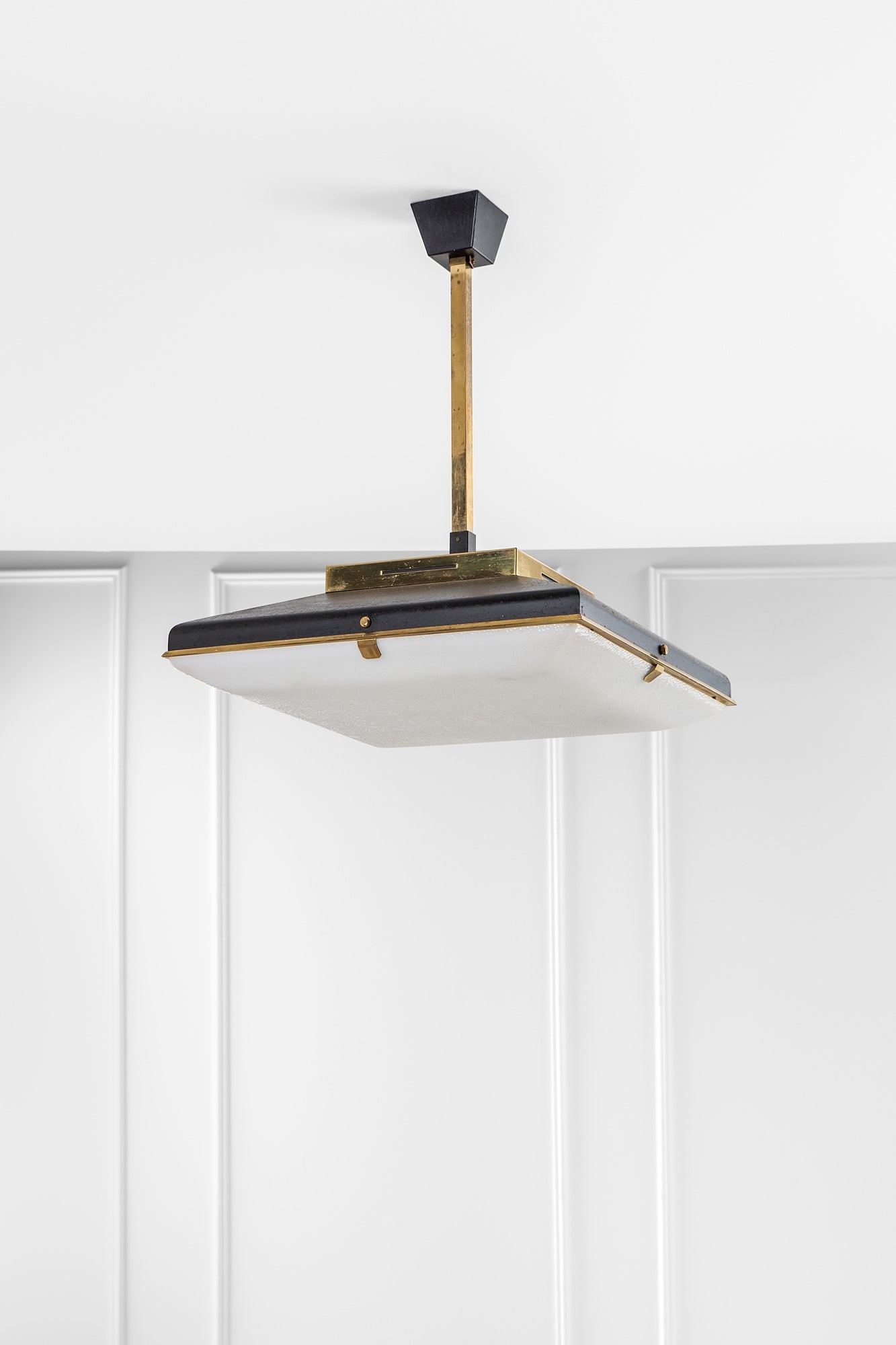Stilnovo, Lampada a sospensione: Lampada a sospensione Metallo verniciato, ottone, metacrilato. Prod. Stilnovo, 1950 ca. h cm 60, diam. cm 52