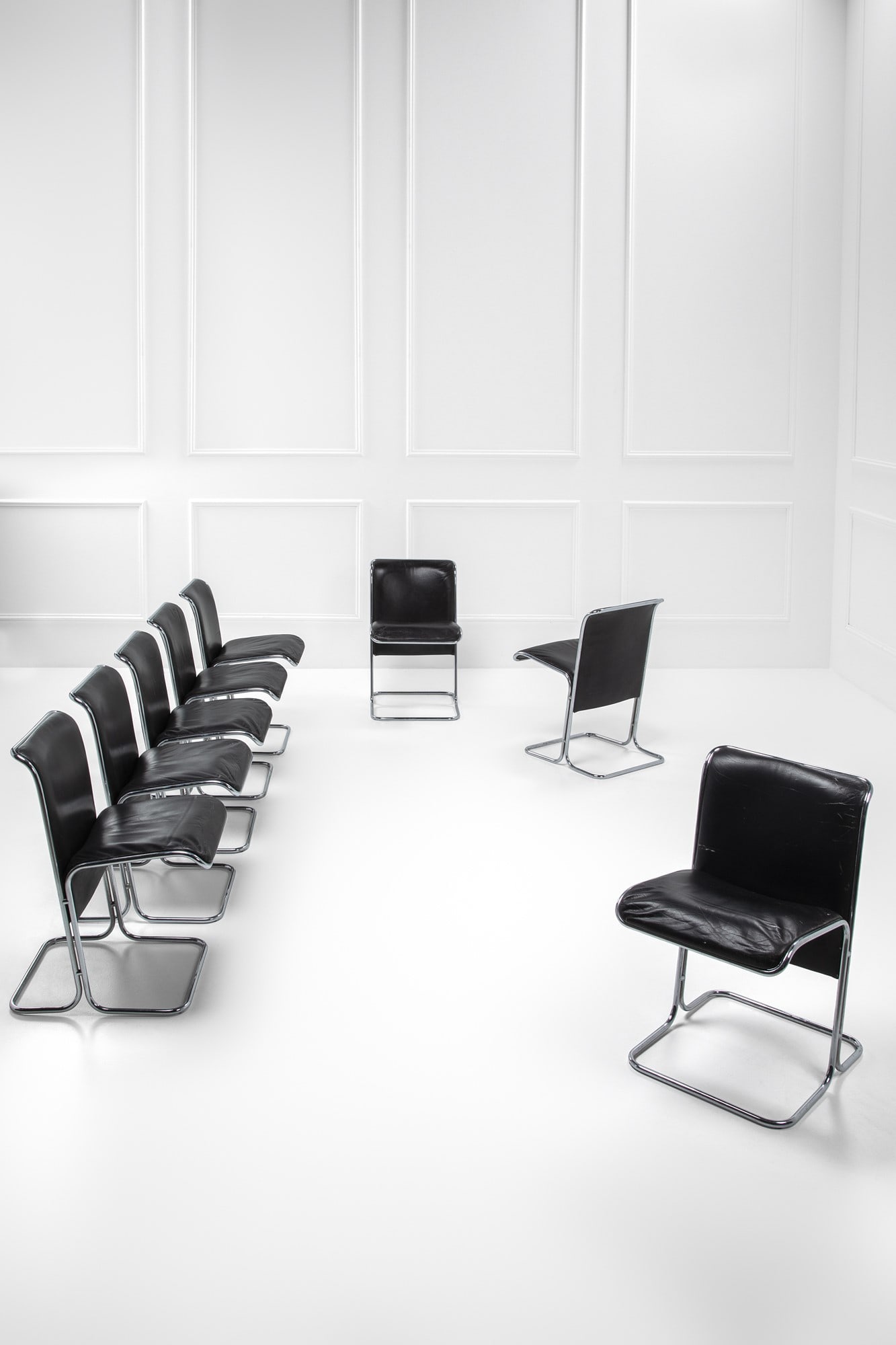 Antonio Ari Colombo, Otto sedie mod. Calla: Otto sedie mod. Calla Tondino in acciaio cromato, compensato curvato, pelle. Prod. Arflex, 1970 ca. cm 74x46x56