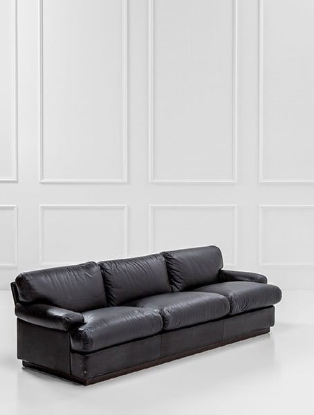 Vico Magistretti, Divano mod. 928: Divano mod. 928 Struttura interna in legno, pelle. Prod. Cassina, 1968 ca. cm 72x240x90 LITERATURE: G. Gramigna, Repertorio del design italiano 1950-2000. Per l'arredamento domestico, Allemandi & C.,