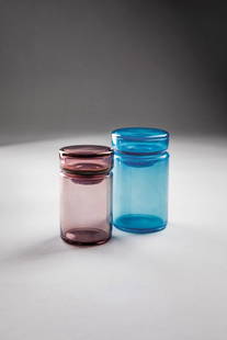 Luciano Vistosi, Due vasi con coperchio: Due vasi con coperchio Vetro soffiato di diverso colore con superficie lievemente iridata. Vetreria Vistosi, 1965 ca. h cm 17, diam. cm 10; h cm 15, diam. cm 9