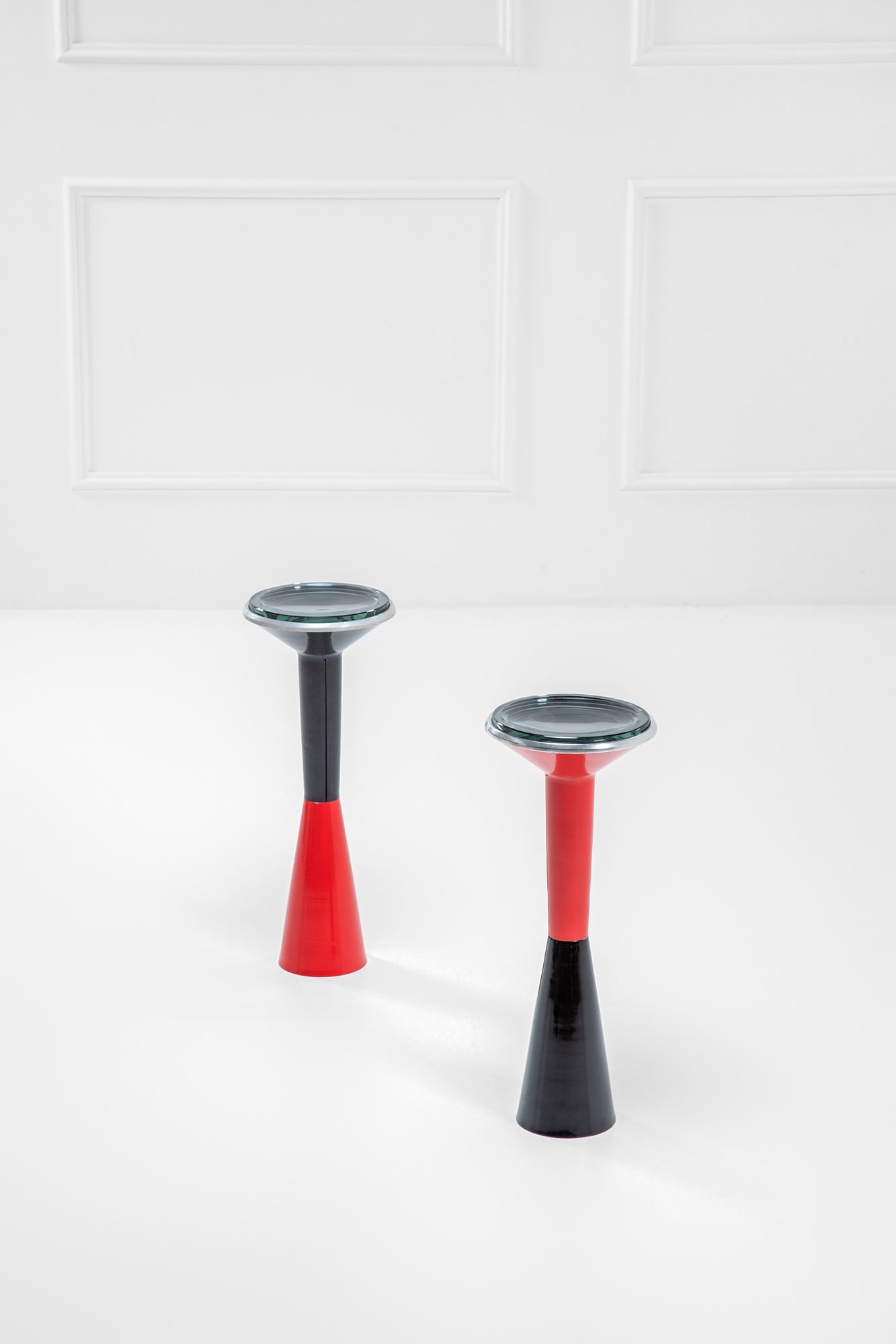 Formanova, Due tavolini da appoggio: Due tavolini d'appoggio Metallo verniciato, metallo nichelato, cristallo molato. Prod. Formanova, 1960 ca. h cm 64, diam. cm 26