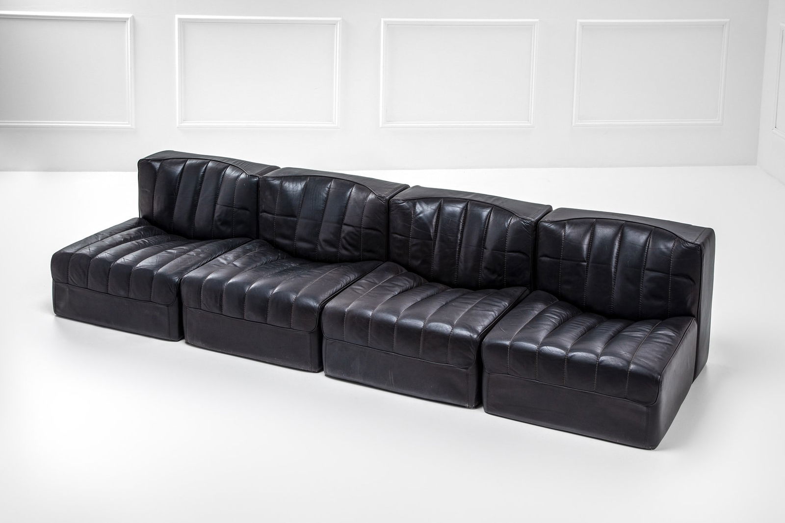 Tito Agnoli, Sistema di sedute componibili mod. Novemila: Sistema di sedute componibili mod. Novemila Struttura rigida, sedili imbottiti rivestiti in pelle, ABS. Prod. Arflex, 1969 ca. Singolo modulo cm 56x66x80 LITERATURE: Giuliana Gramigna, Repertorio 1950