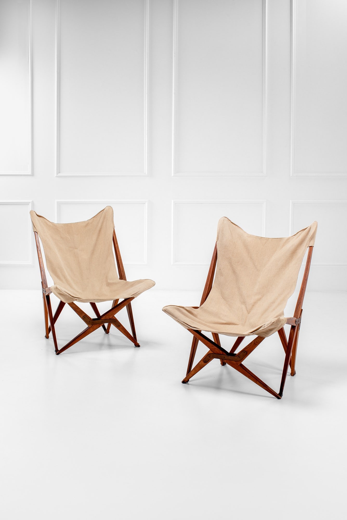 Joseph Fendy. Due poltrone pieghevoli e smontabili mod. Tripolina: Due poltrone pieghevoli e smontabili mod. TripolinaLegno, ottone, tessuto.1936 ca.cm 103x78x82