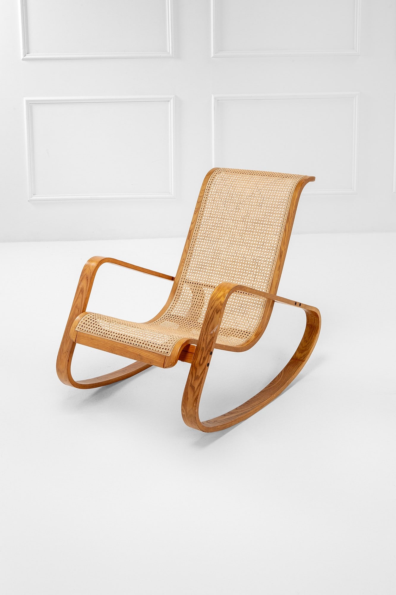 Dondolo nello stile razionalista: DondoloLegno naturale curvato, paglia di Vienna.Nello stile razionalista.cm 80x69x110