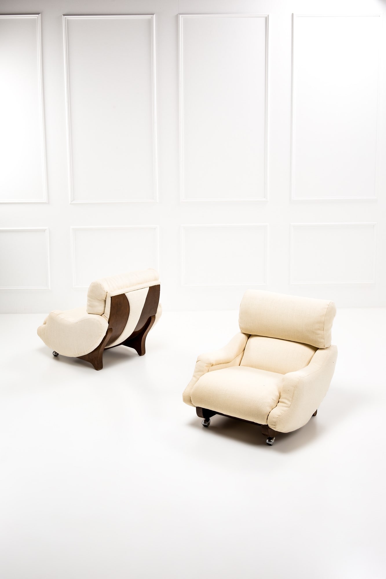 Due poltrone: Due poltroneLegno tinto sagomato, tessuto.1960 ca.cm 80x85x100