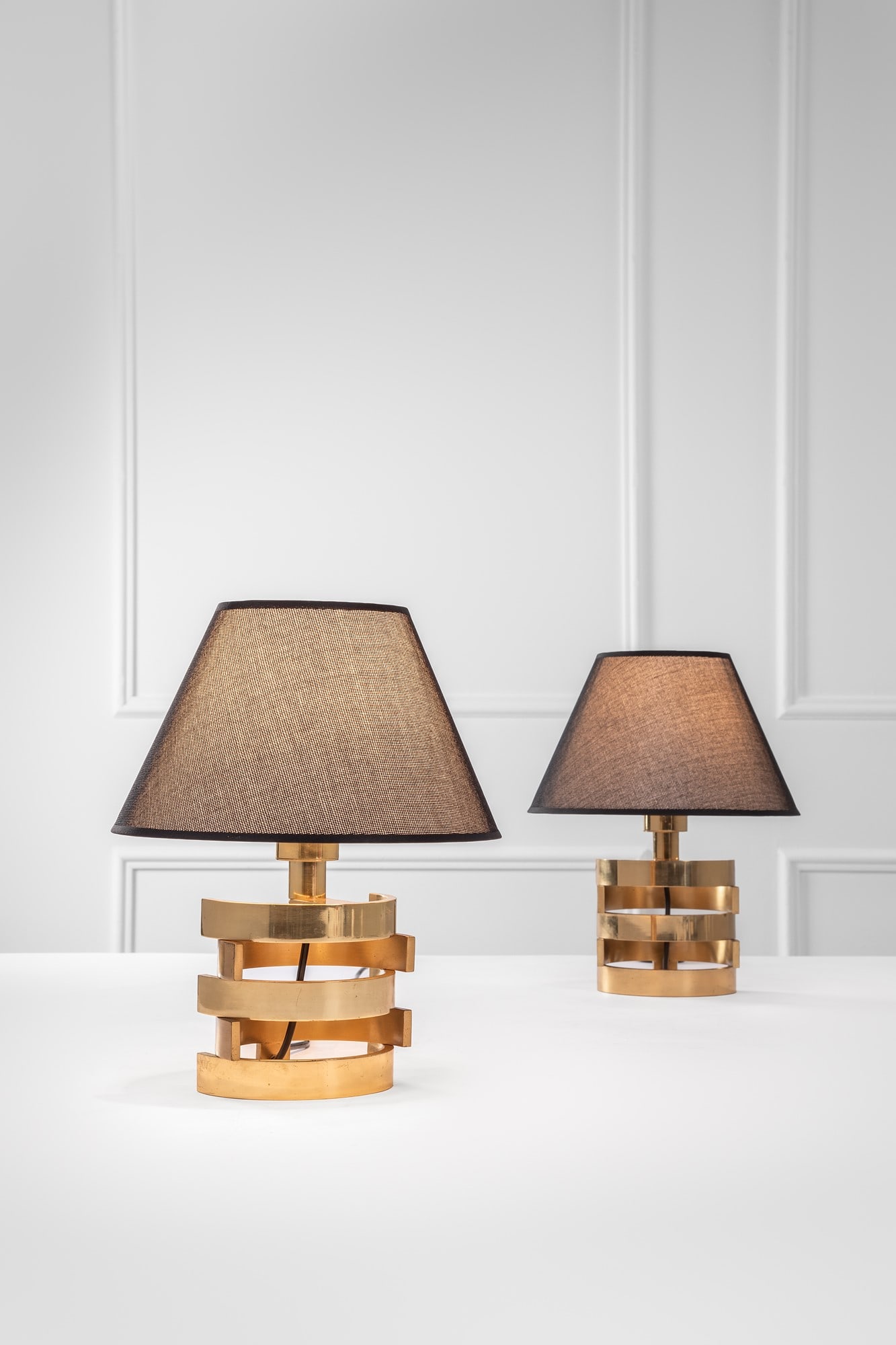 Angelo Brotto. Due lampade da tavolo: Due lampade da tavoloOttone dorato, tessuto.1970 ca.h cm 38, diam. cm 30
