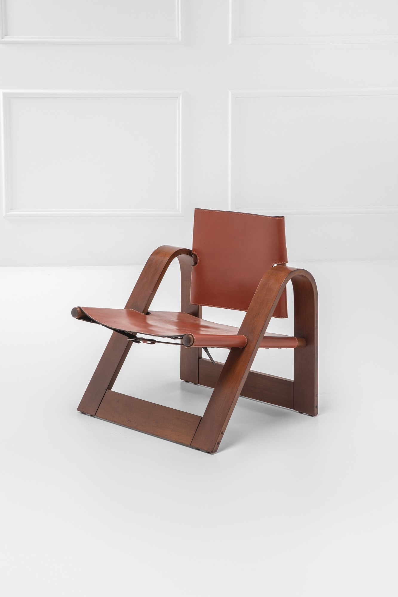 Alberto Salvati - Ambrogio Tresoldi. Poltrona mod. Green: Poltrona mod. GreenLegno curvato, pelle.Prod. Pozzi, 1970 ca.cm 73x67x60Literature: Domus, n. 492, novembre 1970, p. pubblicitaria.