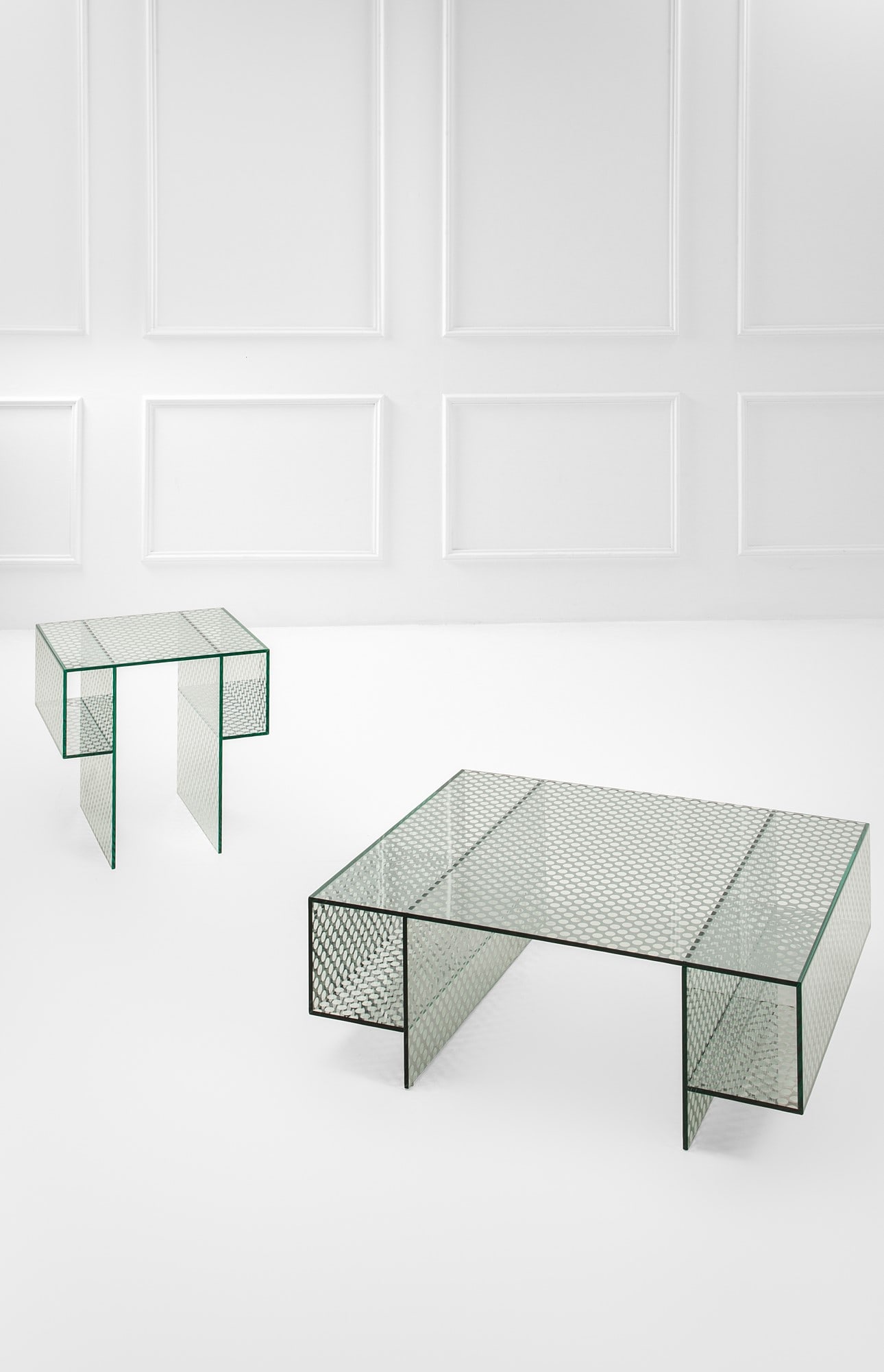 Patricia Urquiola. Due tavoli bassi della collezione Robotin: Due tavoli bassi della collezione RobotinCristallo specchiante su entrambe le facce, con un pattern decorativo a bolli trasparenti, che simula una lamiera traforata.Prod. Gas Italia, 2023.cm 35x100x85