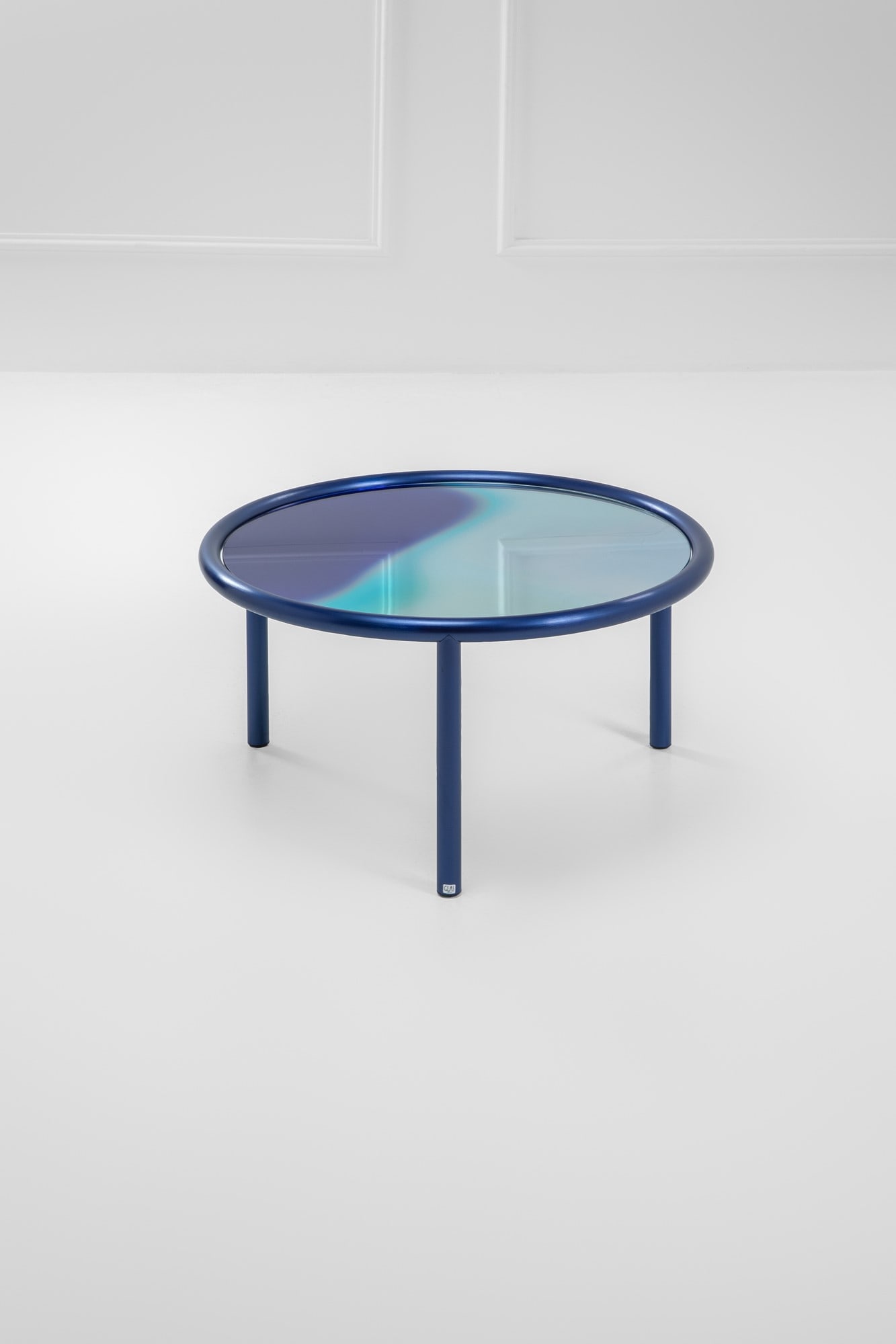 Patricia Urquiola. Tavolo basso mod. L.A. Sunset: Tavolo basso mod. L.A. SunsetMetallo verniciato con finitura metallizzata, vetro stratificato su un fondo a specchio.Prod. Glas Italia, 2018Etichetta del produttore.h cm 41, diam. cm 78