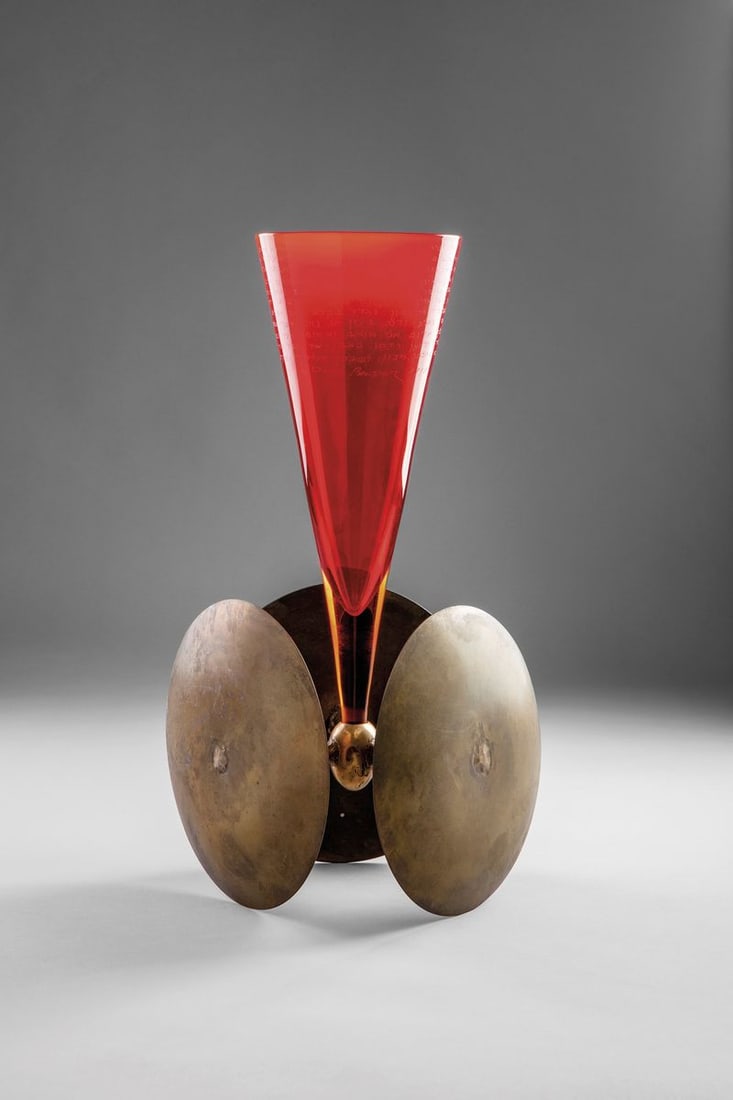 David Palterer. Scultura: Scultura Vetro soffiato rosso con testo ebraico inciso e base in ottone composta da tre grandi dischi. Pezzo unico. 1998 Firma incisa a punta "David Palterer 1998". cm 53x26x26