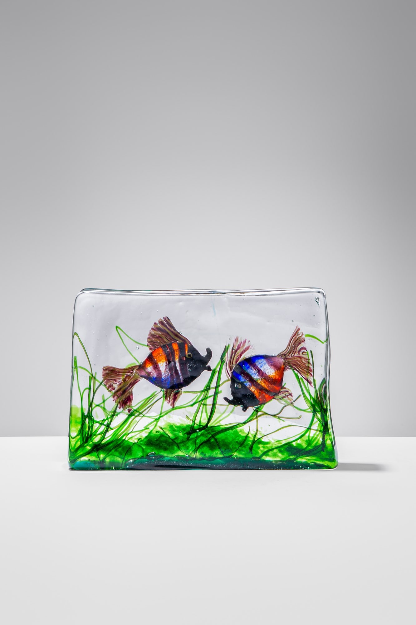 Alfredo Barbini. Acquario: Acquario Blocco di vetro incolore che ingloba pesci policromi precedentemente formati. Gino Cenedese, 1940 ca. cm 19,5x28x6