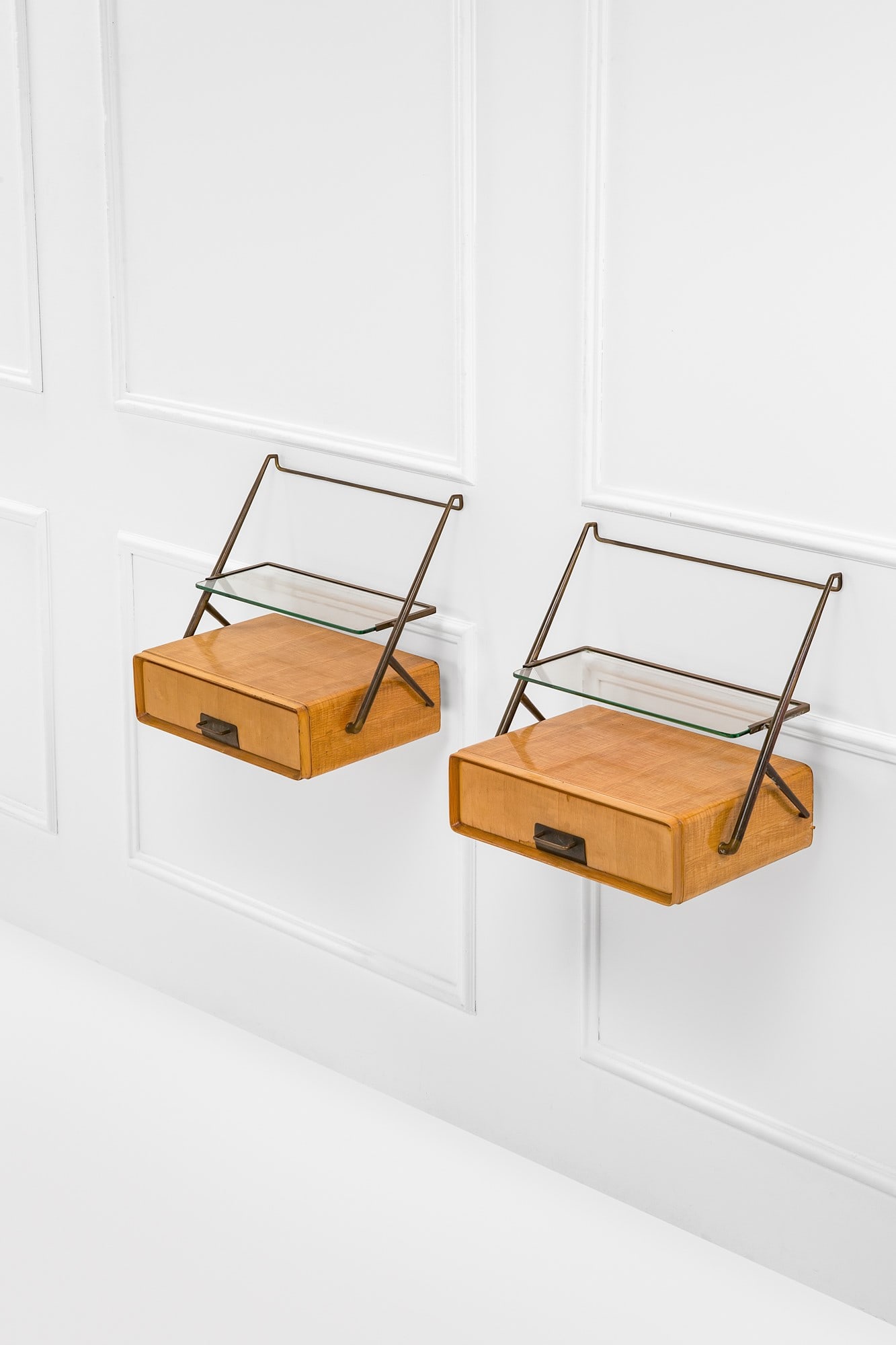 Silvio Cavatorta. Due comodini pensili (1 of 3)