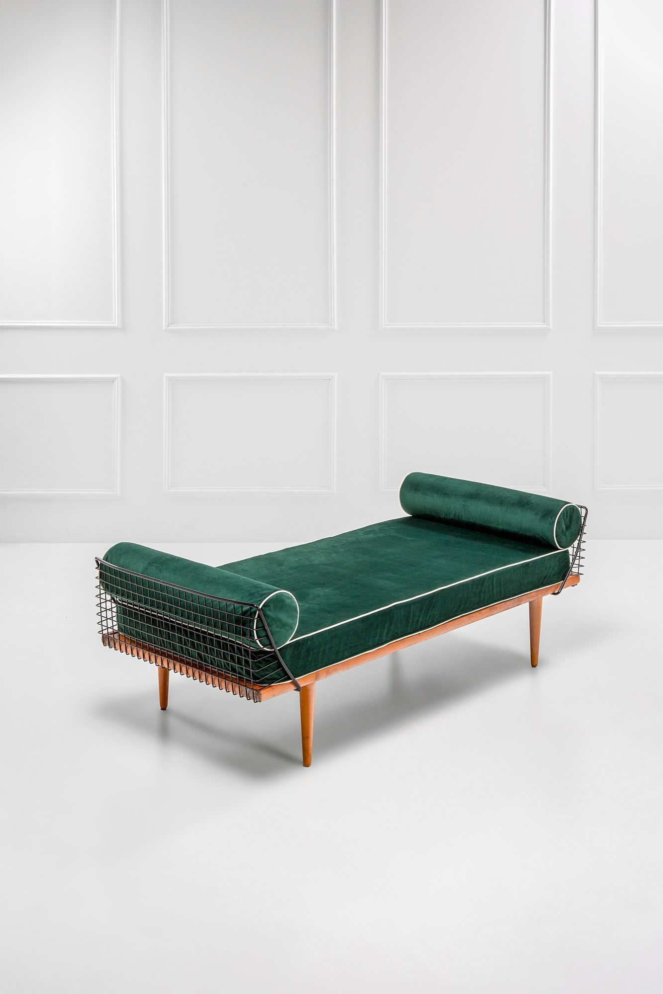NK Verkstäder. Day bed della Collezione Triva: Day bed della Collezione Triva Legno massello sagomato, tessuto, tondino metallico verniciato. Prod. NK Verkstader, Svezia, 1950 ca. Etichetta del produttore. cm 66x209x88