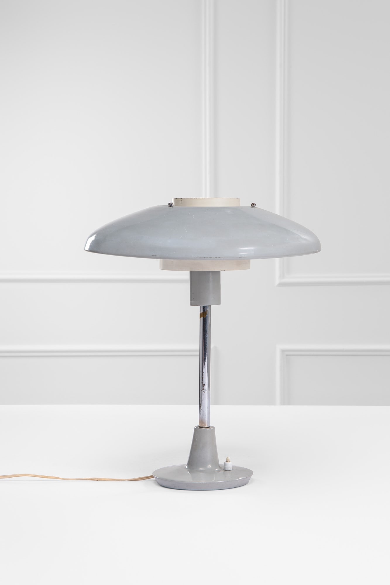 Stilnovo. Lampada da tavolo mod. 8022: Lampada da tavolo mod. 8022 Metallo verniciato, metallo cromato. Prod. Stilnovo, fina anni '50. h cm 46, diam. diffusore cm 38 Literature: Catalogo Stilnovo n. 10, p. 30.
