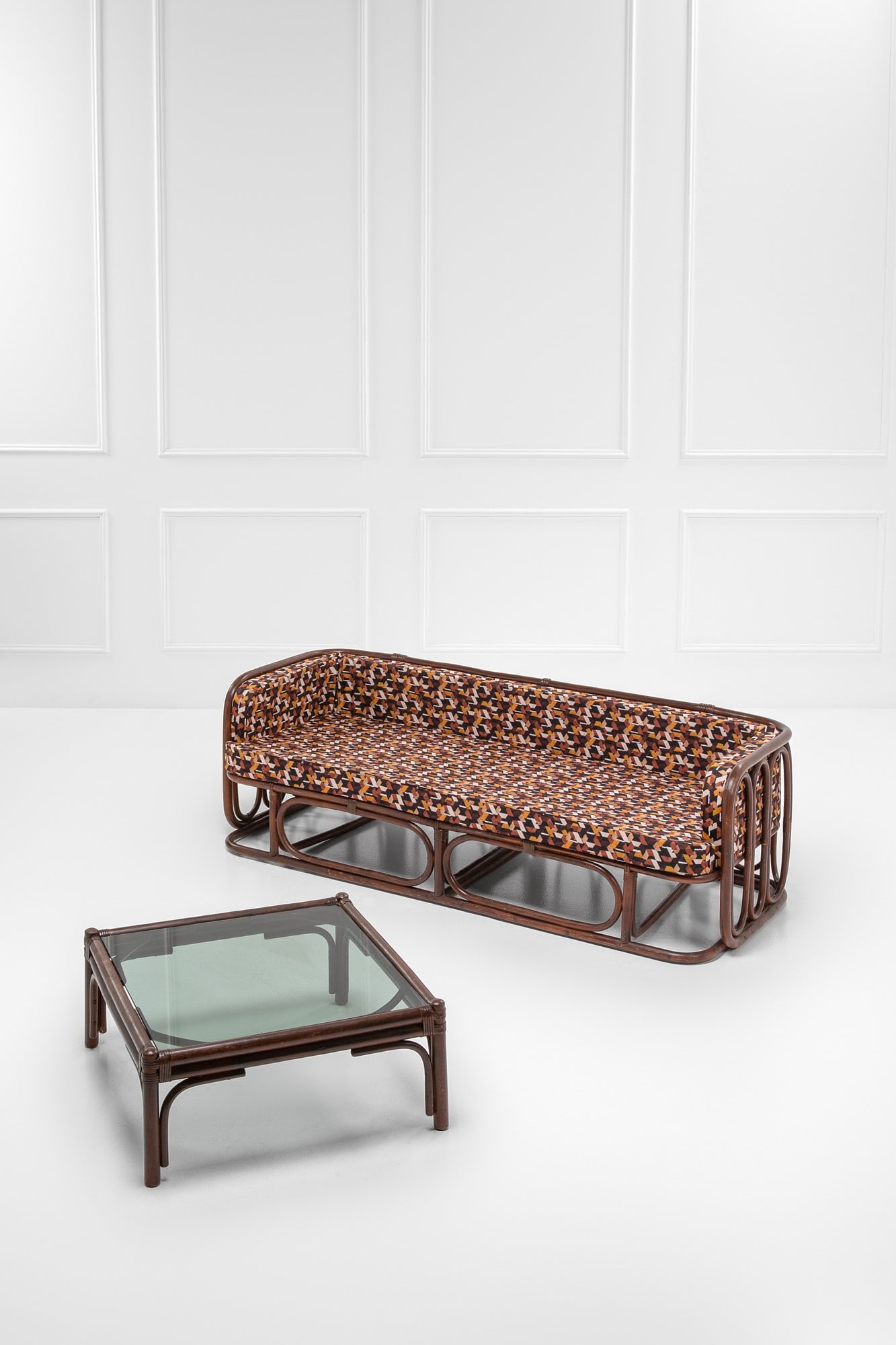 Tito Agnoli. Divano e tavolo basso: Divano e tavolo basso Canna d'India, midollino, tessuto, vetro. 1960 ca. Divano cm 62x203x82, tavolino cm 34x79x80