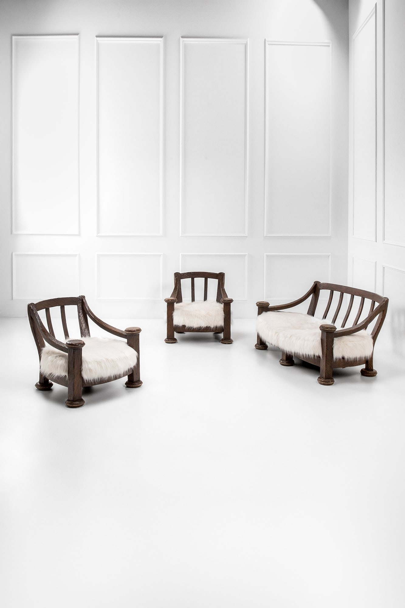 Due grandi poltrone e un divano nello stile Brutalista: Due grandi poltrone e un divano nello stile Brutalista Legno massello scoplito, corda, lana sintetica. 1960 ca. Poltrona cm 79x86x70, divano cm 79x156x70