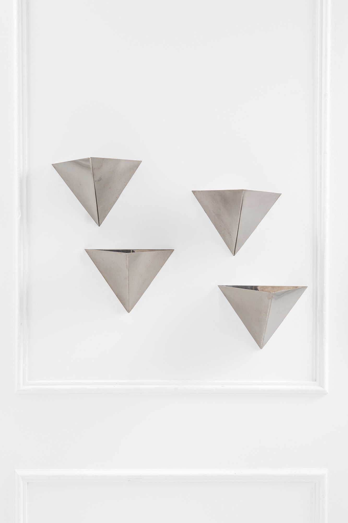 Quattro lampade da parete a forma piramidale (1 of 3)