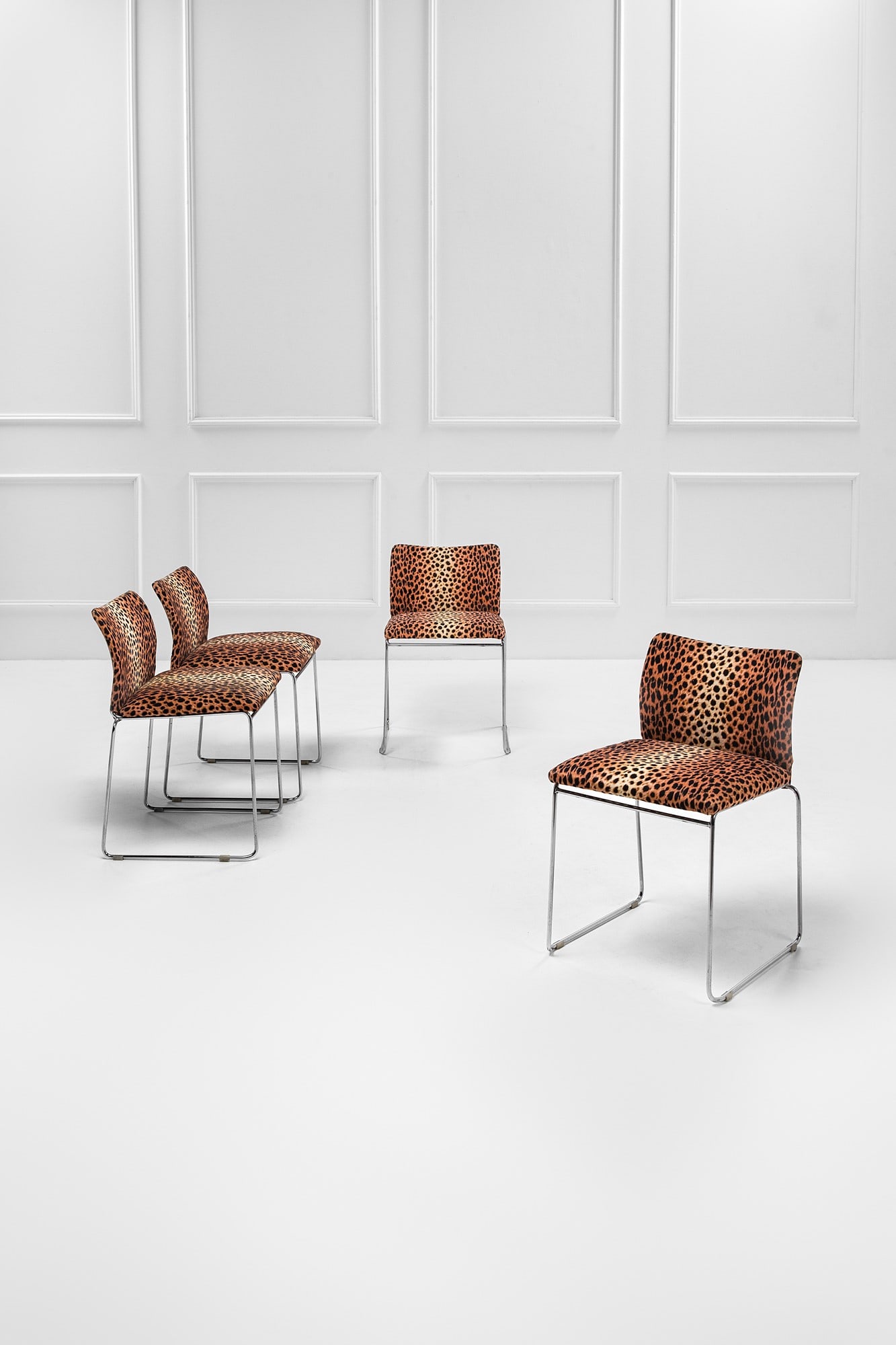 Kazuhide Takahama. Quattro sedie sovrapponibili mod. Tulu (1 of 3)