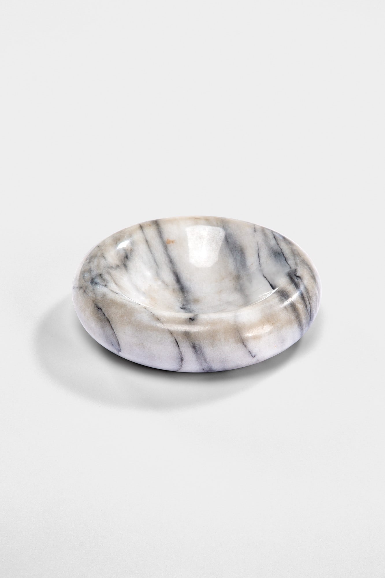 Sergio Asti. Svuotatasche: Svuotatasche Marmo tornito e fresato. Prod. Up&Up, 1960 ca. h cm 3,5, diam. cm 16