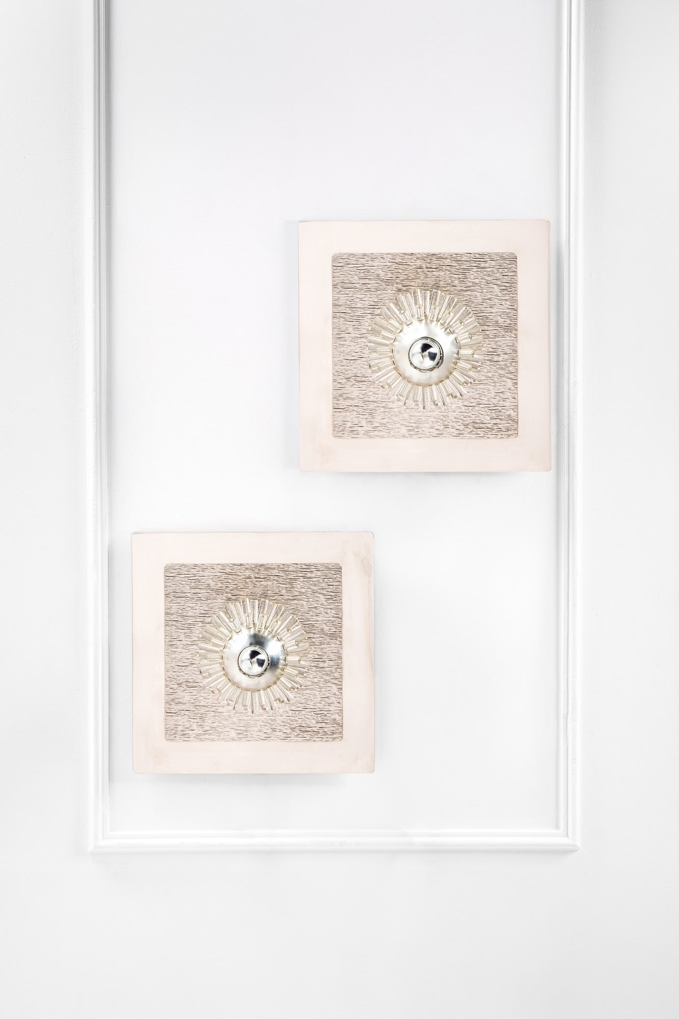 Angelo Brotto. Due pannelli luminosi: Due pannelli da parete luminosi Metallo cromato, metallo lavorato a sbalzo, metacrilato. Prod. Esperia, 1970 ca. cm 49x49x18