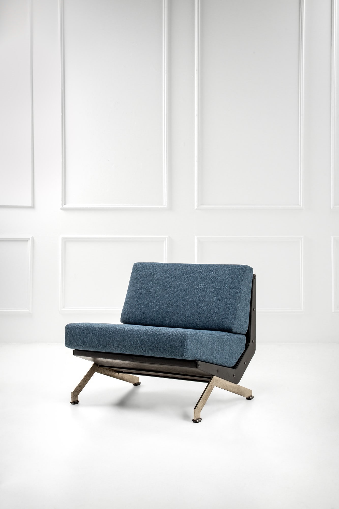 Gianni Moscatelli. Poltrona mod. Alessandra: Poltrona mod. Alessandra Acciaio, tessuto, vinilpelle. Prod. Formanova, 1970 ca. Etichetta del produttore. cm 73x81x76