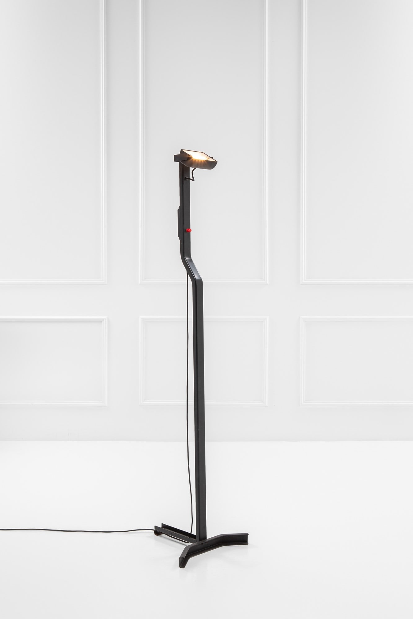 Kazuhide Takahama. Lampada da terra mod. Sirio: Lampada da terra mod. Sirio Metallo laccato. Prod. Sirrah, 1977 ca. Etichetta del produttore. cm 186x45x43 Literature: V. Vercelloni, L'Avventura del design: Gavina, Jaca Book, Milano, 1987, pp. 61, 2