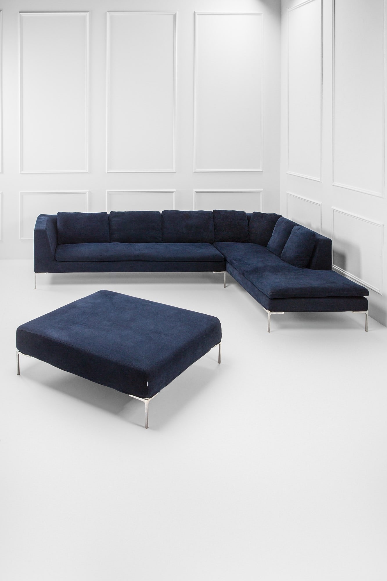 Antonio Citterio. Sistema di sedute componibile mod. Charles: Sistema di sedute componibile mod. Charles mod. Charles Alluminio pressofuso, tessuto. Prod. B&B Italia, 1997 Etichetta del produttore. Elemento con bracciolo cm 72x234x92, elemento senza bracciolo cm