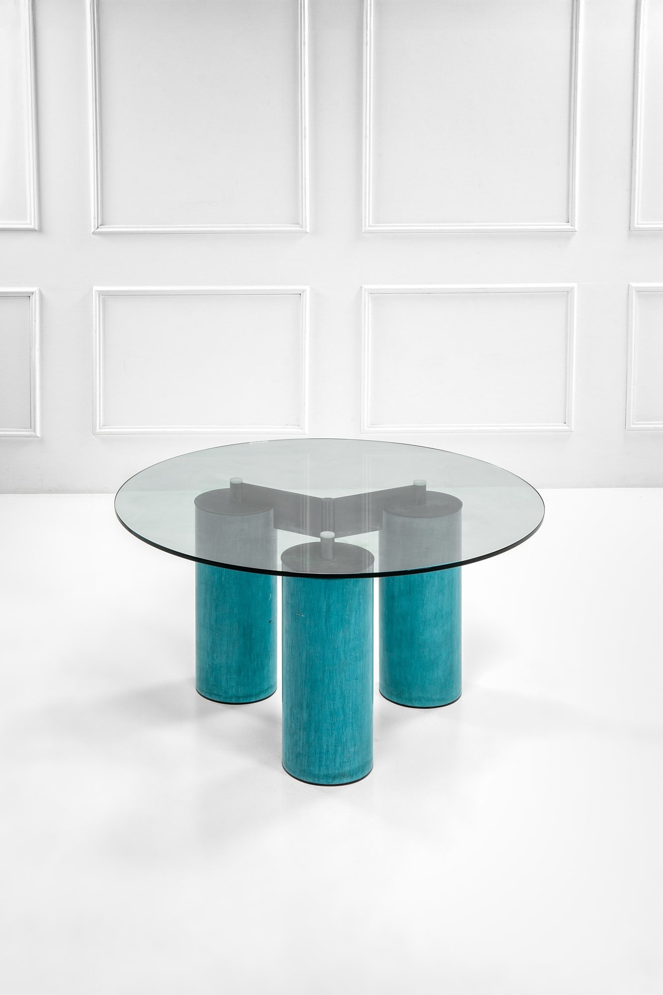 Lella e Massimo Vignelli - David Law. Tavolo della serie Serenissimo: Tavolo della serie Serenissimo Colonne di sostegno in metallo rivestite in Fresco (stucco veneziano), cristallo molato trasparente. Prod. Acerbis International, 1985 ca. Etichetta del produttore. h cm