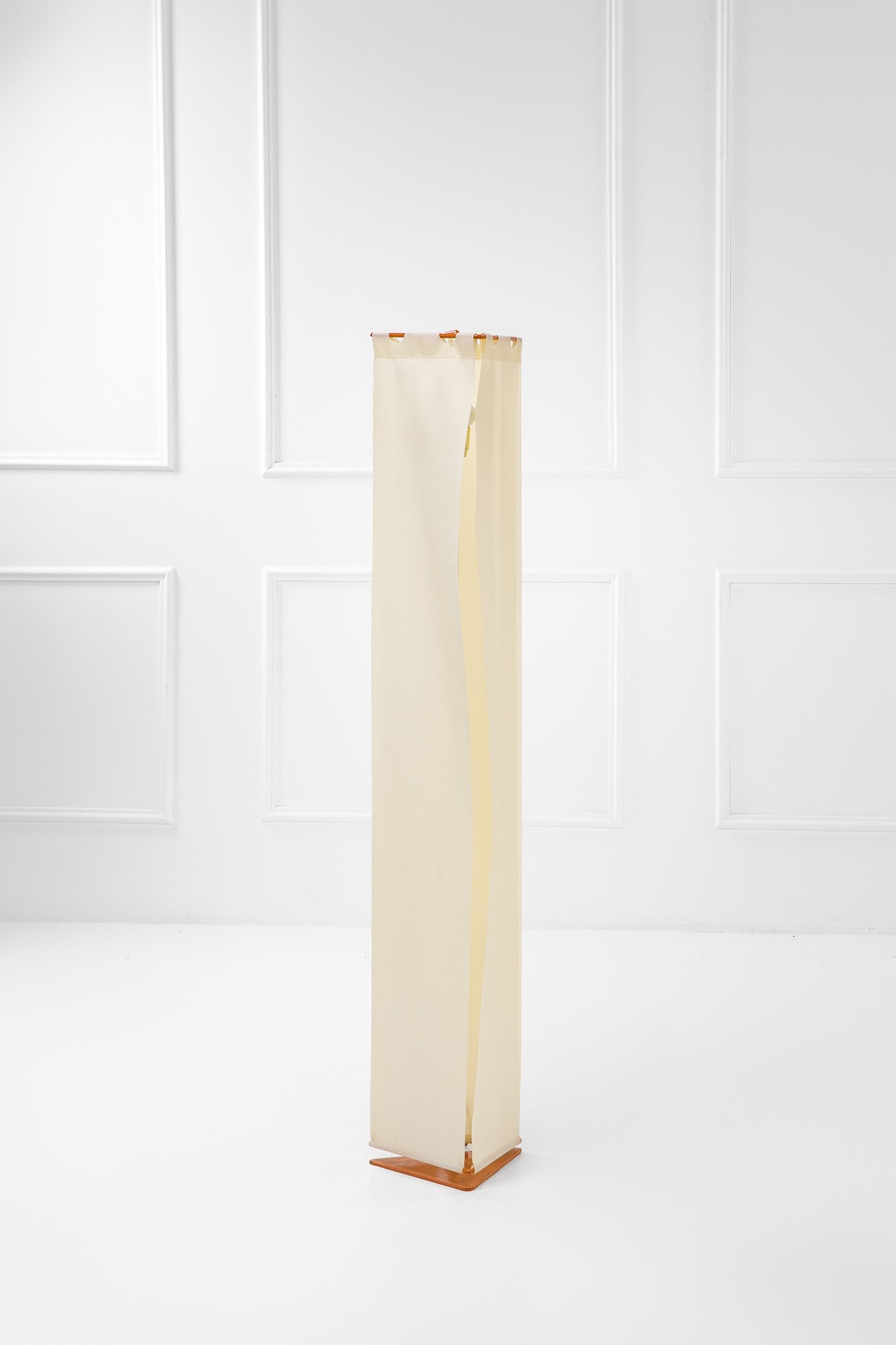 Carla Venosta. Lampada da terra: Lampada da terra Metallo verniciato, tessuto. Prod. Luci, 1970 ca. Marchio stampato sul tessuto. cm 155x29x26