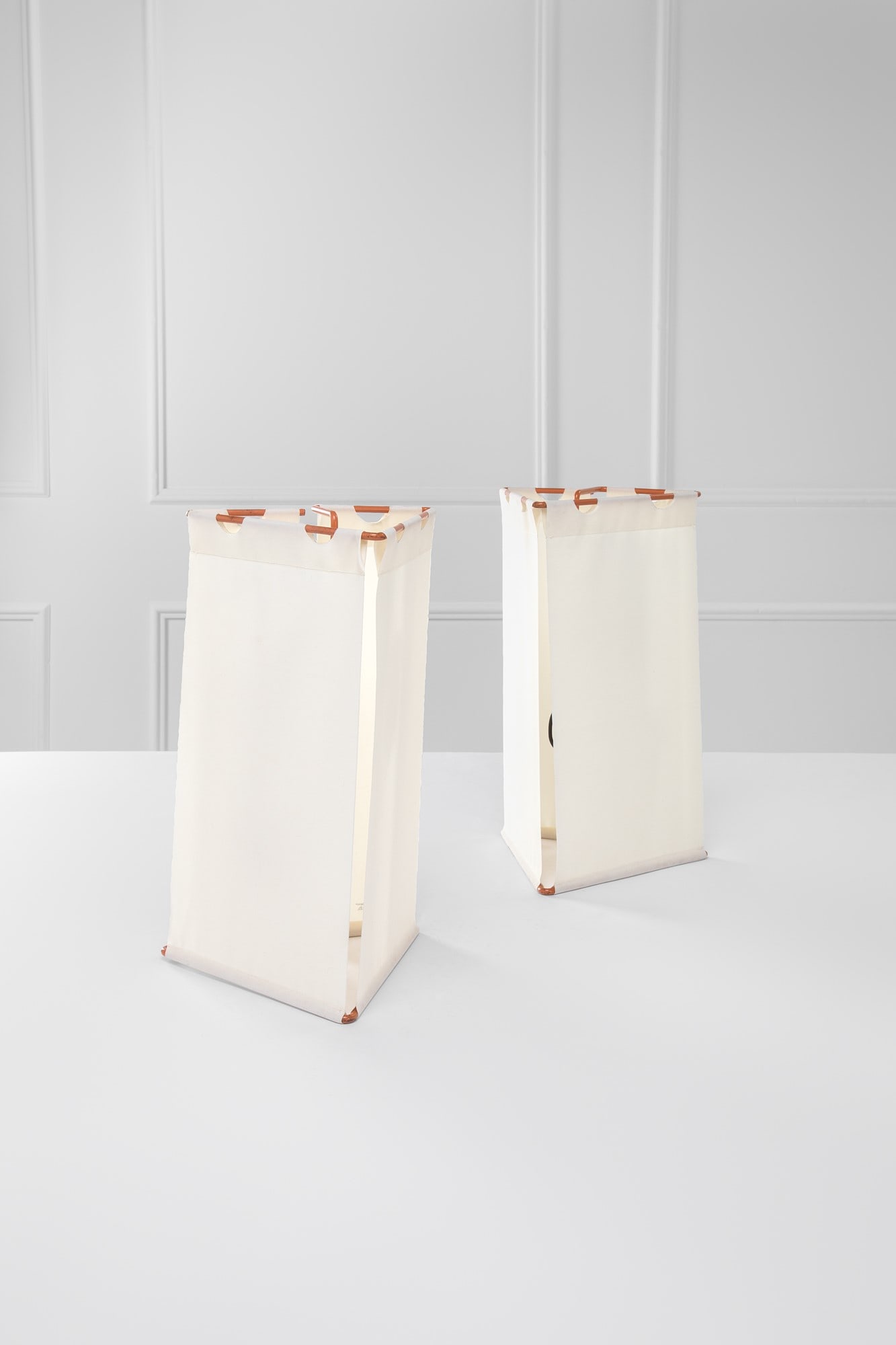 Carla Venosta. Due lampade da tavolo: Due lampade da tavolo Metallo verniciato, tessuto. Prod. Luci, 1970 ca. Marchio stampato sul tessuto. cm 50x30x26