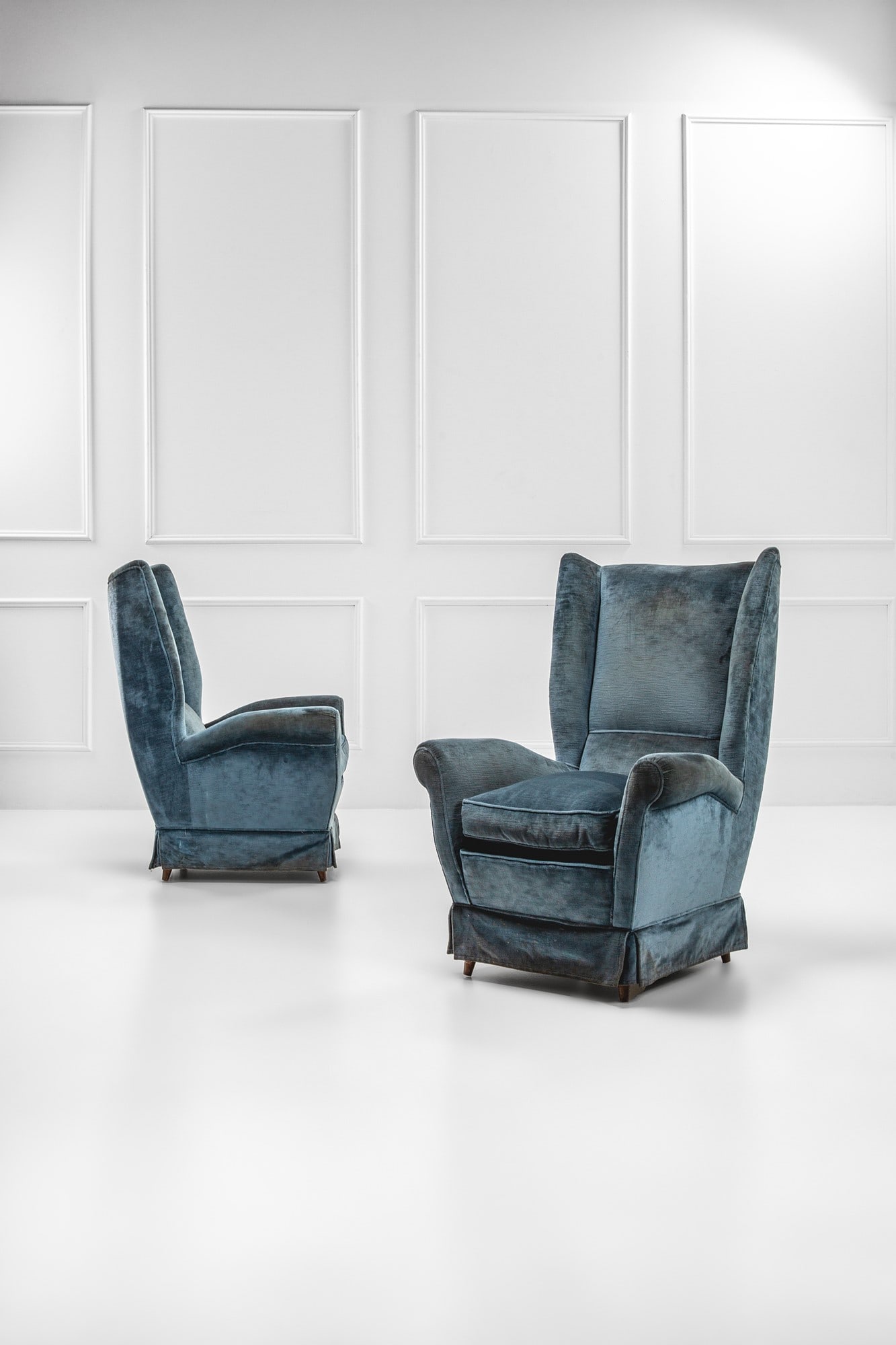 Gio Ponti, Due poltrone: Due poltrone Legno massello, tessuto. Prod. I.S.A., 1950 ca. Expertise Gio Ponti Archives n. 13130/000 cm 112x78x80