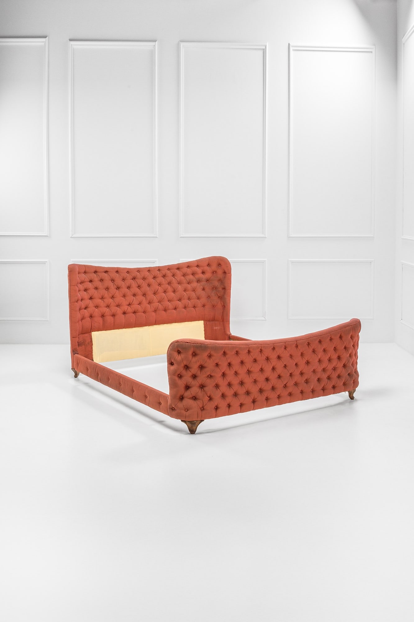 Osvaldo Borsani, Letto a due piazze con schienale curvo: Letto a due piazze con schienale curvo Legno massello scolpito e laccato, tessuto capitonné. Prod. Arredamenti Borsani Varedo, 1940 ca. L'Archivio Borsani è disponibile a rilasciare un certificato d