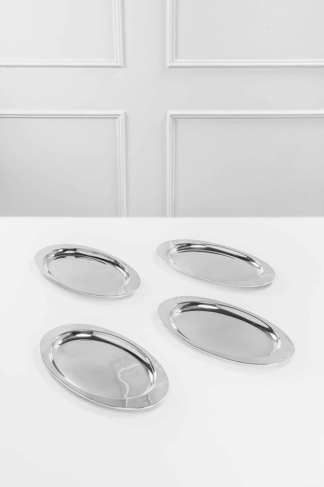 Gio Ponti, Set di quattro vassoi da portata: Set di quattro vassoi da portata Alpacca argentata. Prod. Sambonet, 1960 ca. Marchio incusso del produttore. cm 2x48,5x27