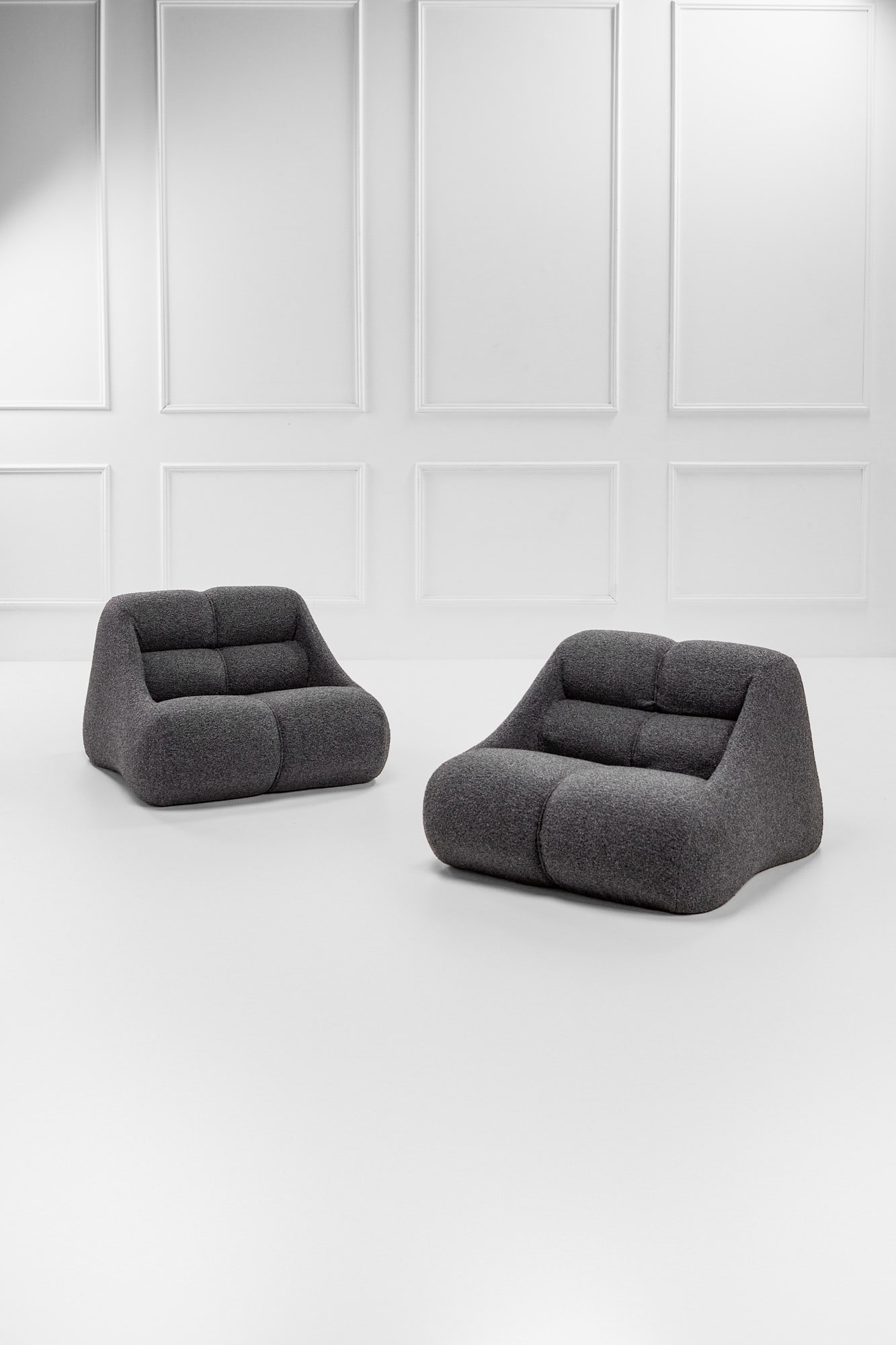 Jonathan De Pas, Donato D'Urbino, Paolo Lomazzi, Due Poltrone mod. Ciuingam: Due poltrone mod. Ciuingam Gomma schiumata, tessuto. Prod. BBB Bonacina, 1967 ca. Marchio del produttore. cm 65x90x86