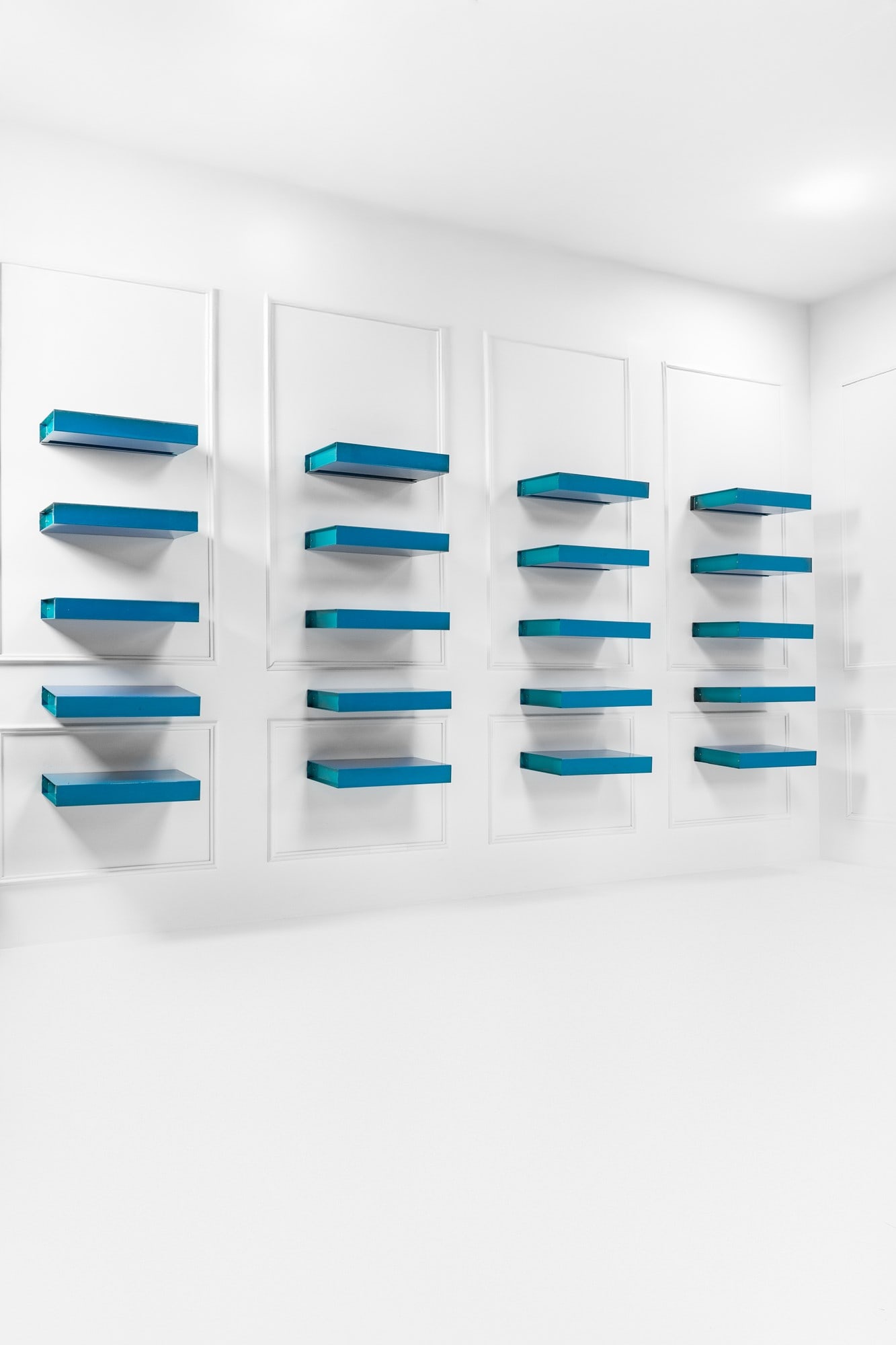 Toni Cordero, Omaggio a Donald Judd: Omaggio a Donald Judd Sistema di mensole Metallo verniciato. Dieci elementi sono dotati di alloggiamento per corpo illuminante. 1990 ca. Sistema di mensole realizzato per il negozio di Torino della fa