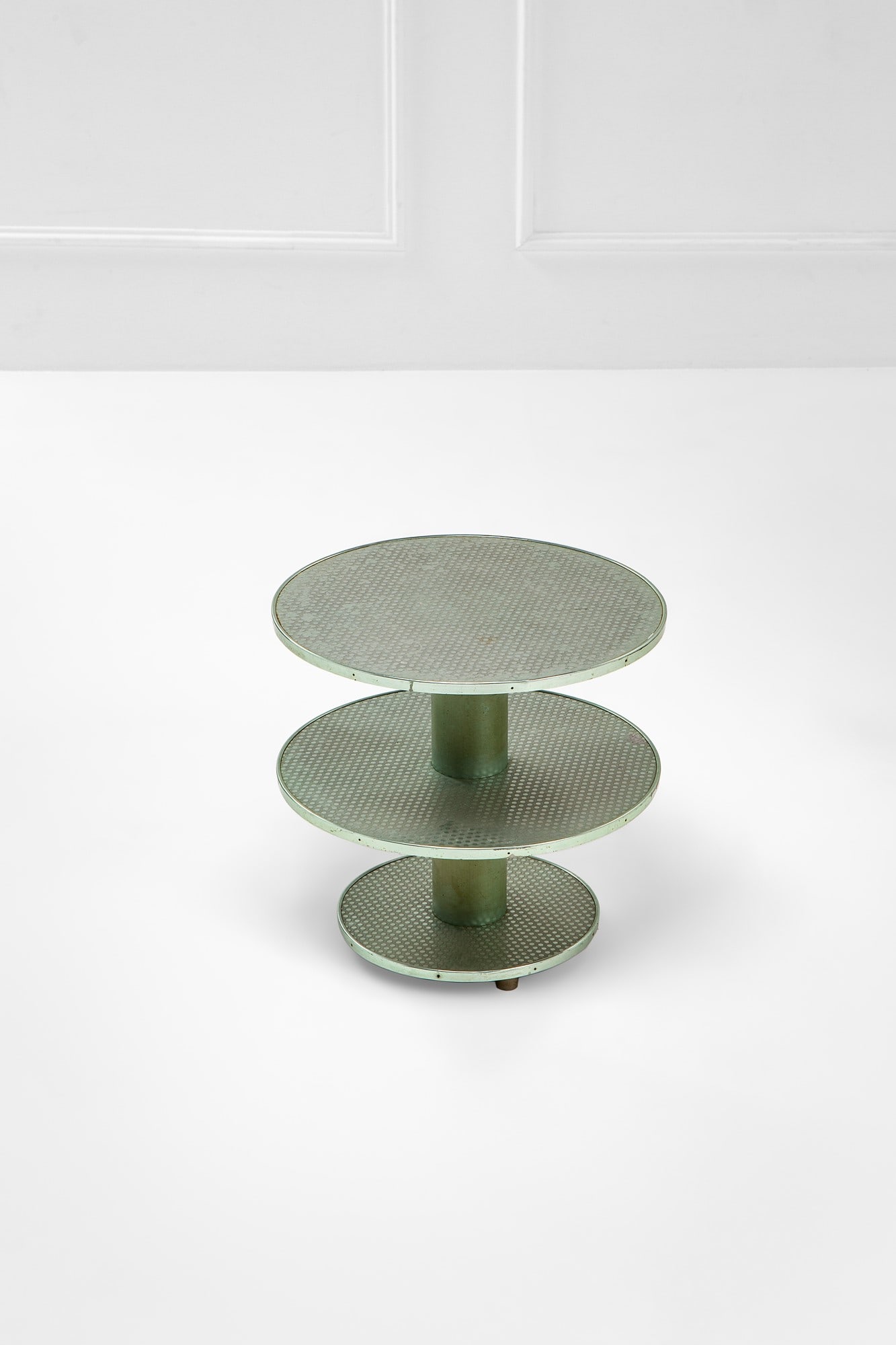 Tavolo basso: Tavolo basso Legno, alluminio. 1940 ca. h cm 50, diam. cm 51