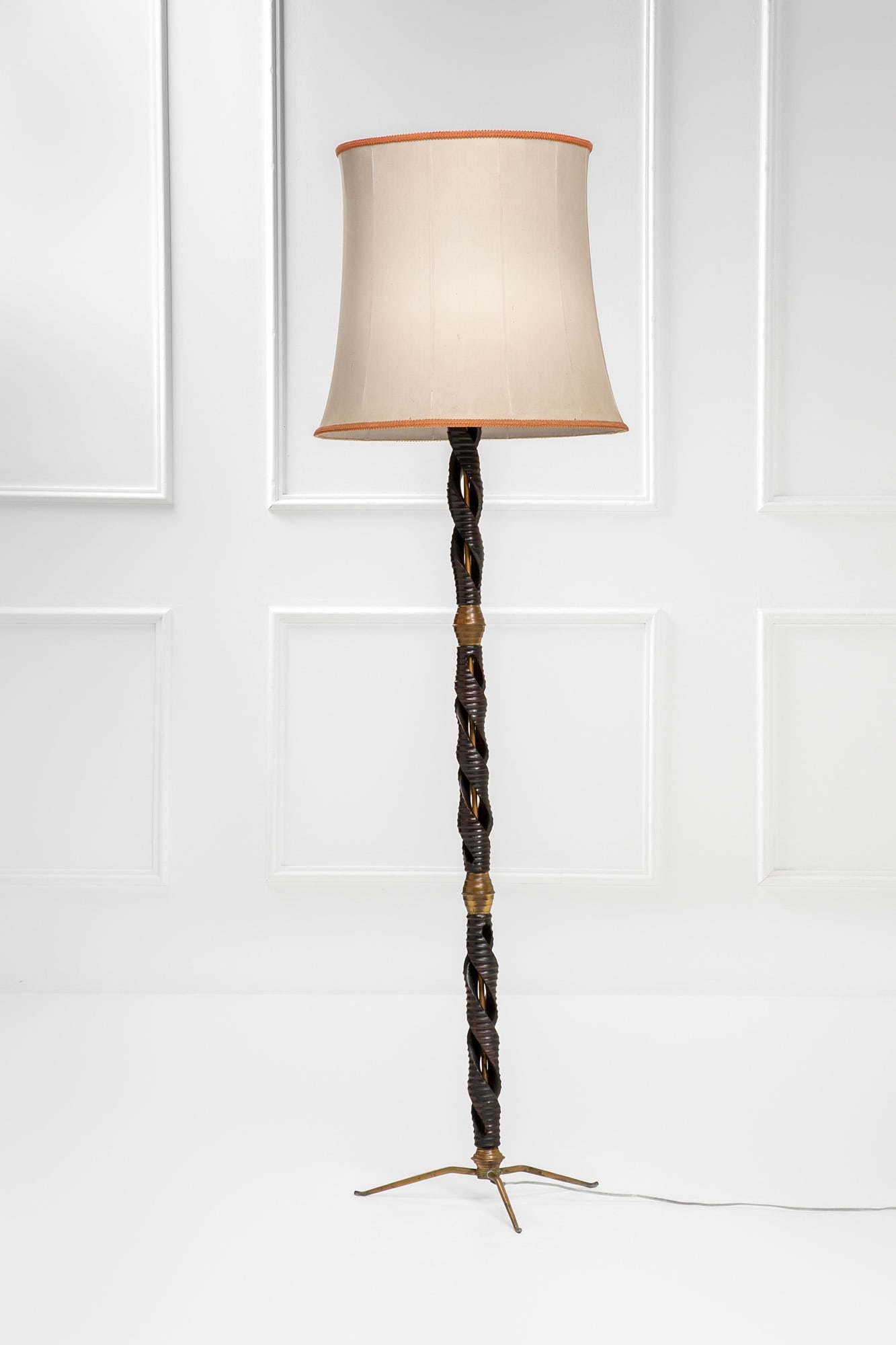 Lampada da terra: Lampada da terra Legno tornito e scolpito, ottone, tessuto. 1950 ca. h cm 186, diam. paralume cm 55