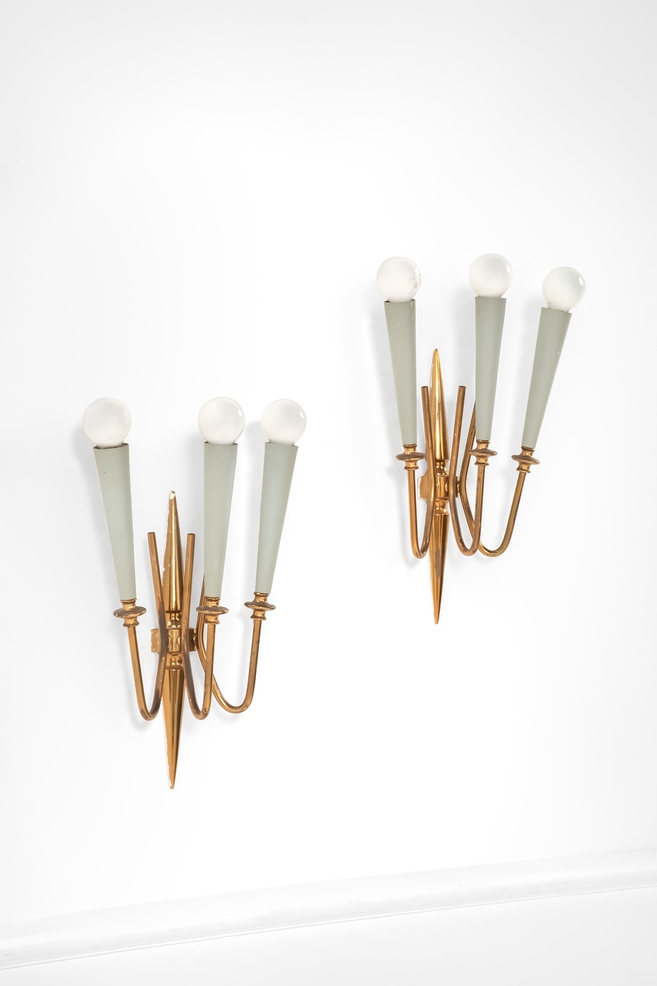 Lumi. Due lampade da parete a tre luci (1 of 3)