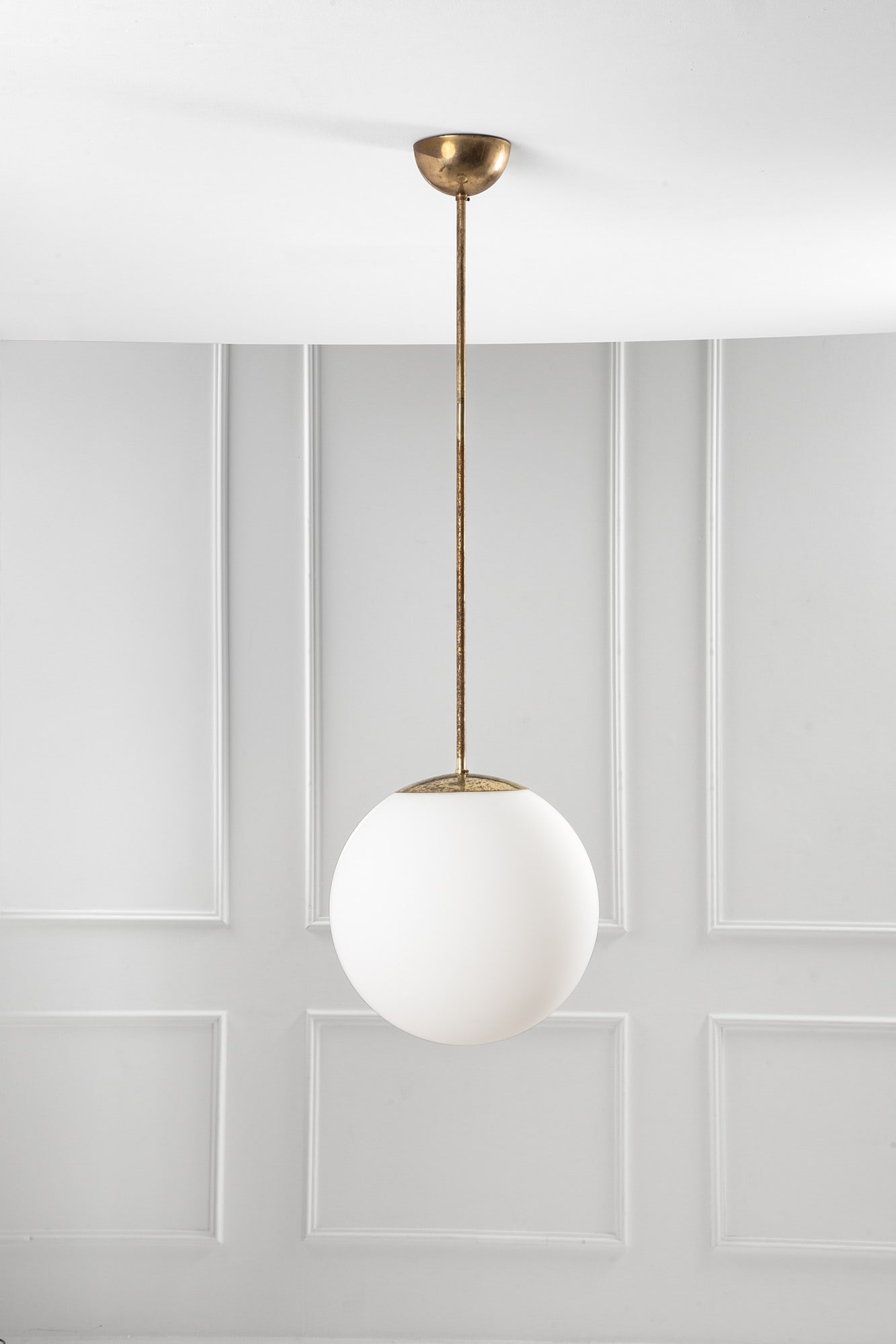 Lampada a sospensione: Lampada a sospensione Ottone, vetro opalino satinato. 1950 ca. h cm 130, diam. cm 38