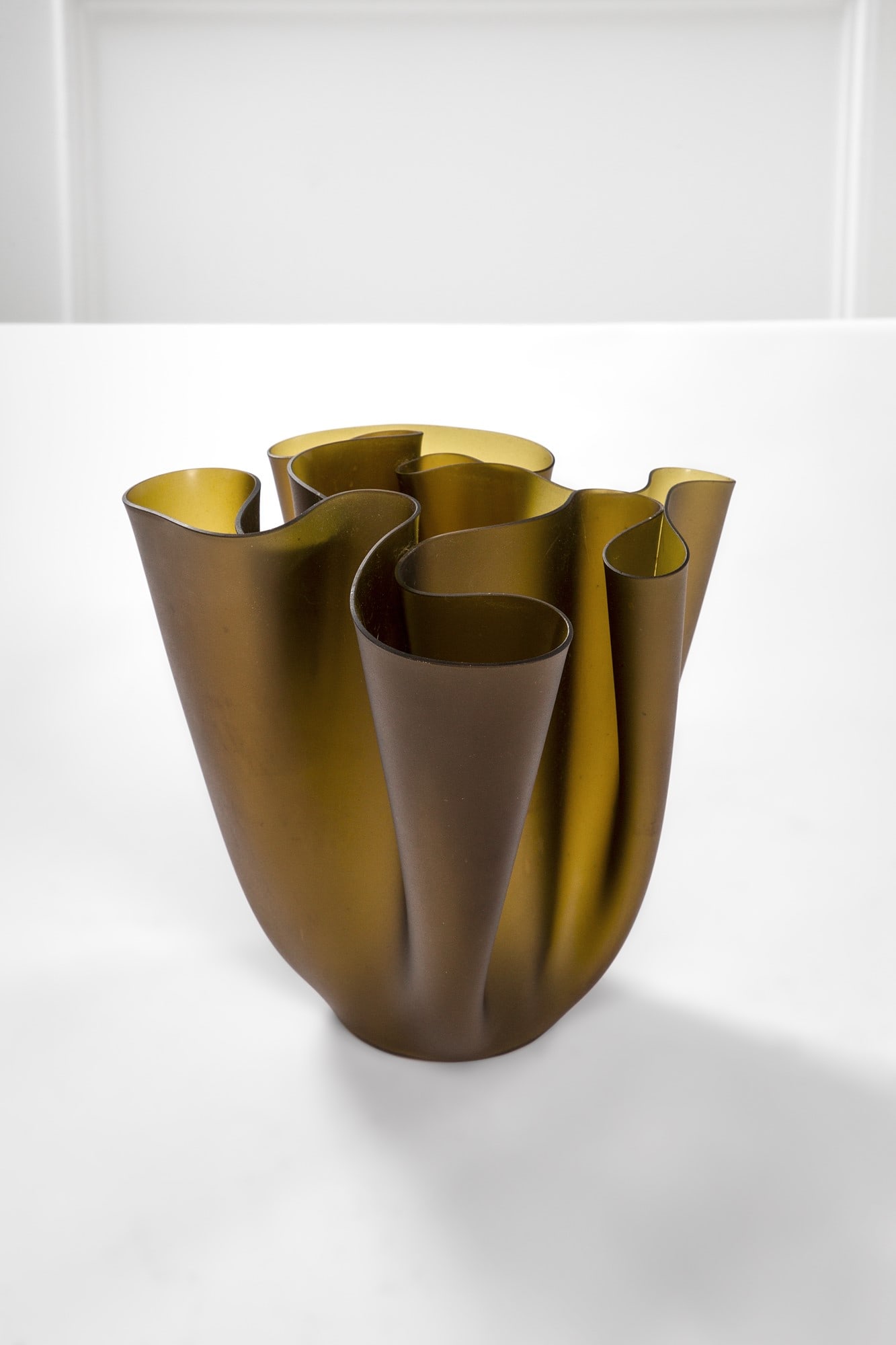 Pietro Chiesa. Vaso Cartoccio: Vaso Cartoccio Foglio di cristallo ambra lavorato a caldo e satinato all'esterno. Prod. Fontana Arte, 1940 ca. cm 25,5x27,5x26 Literature: Franco Deboni (a cura di), Fontana Arte. Gio Ponti, Pietro Ch