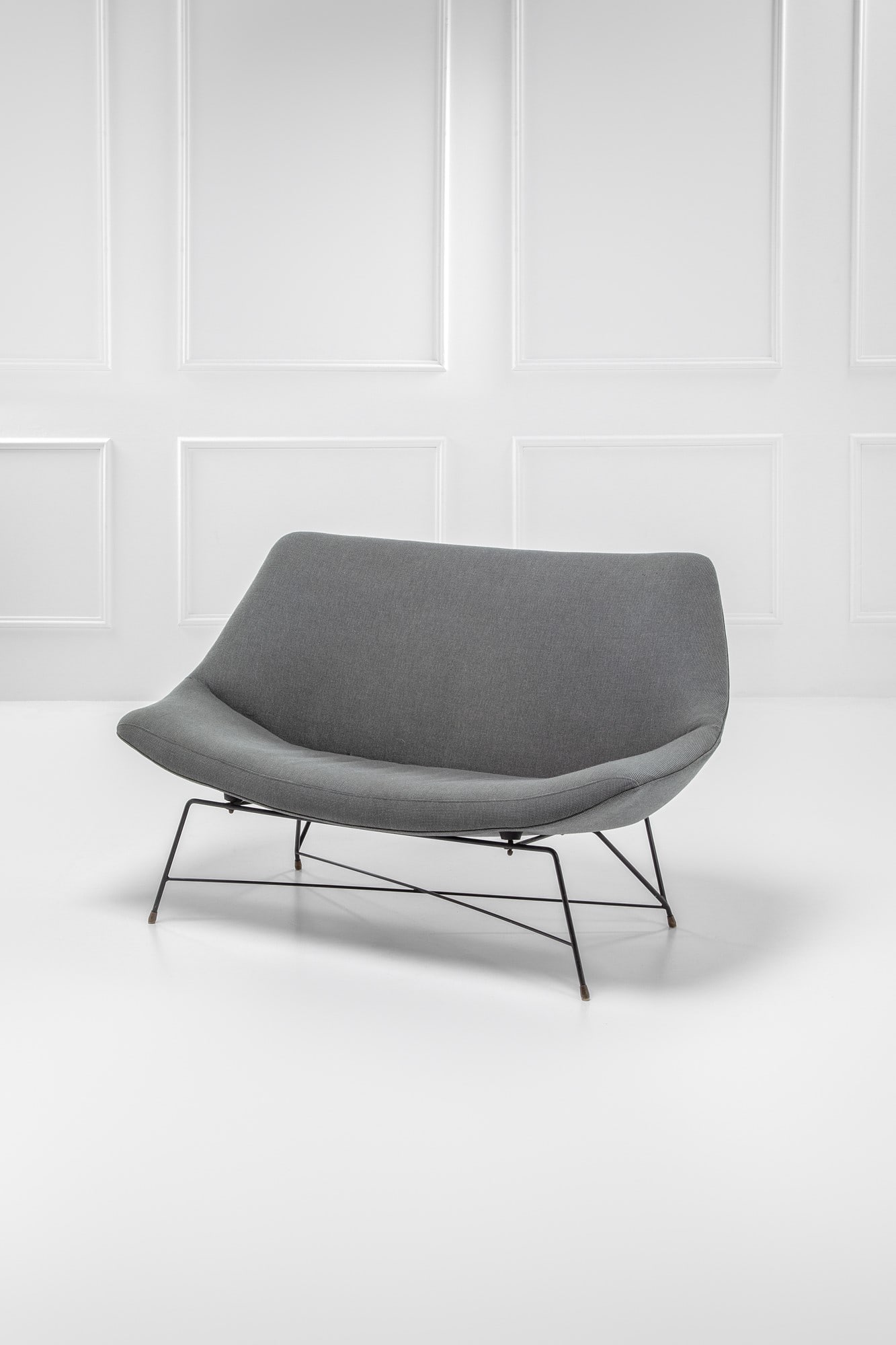 Augusto Bozzi. Divano mod. Living: Divano mod. Living Tondino metallico verniciato, gomma, tessuto. Prod. Saporiti, 1956 ca. Etichetta del produttore. cm 85x145x80 Literature: Domus, n. 324, novembre 1956, Rassegna Domus.