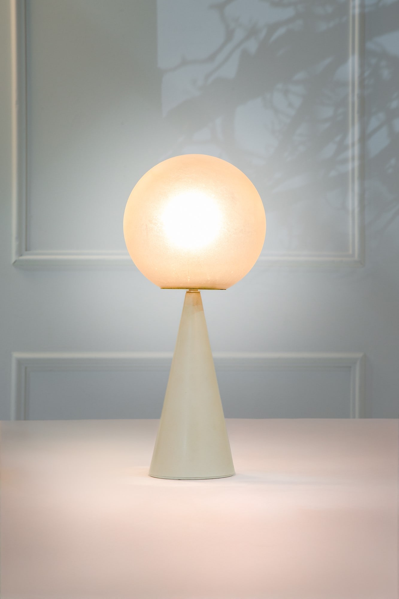 Gio Ponti. Lampada da tavolo mod. 2474 Bilia: Lampada da tavolo mod. 2474 Bilia Metallo laccato, vetro satinato. Prod. Fontana Arte, 1950 ca. h cm 43, diam. cm 19 Literature: Franco Deboni (a cura di), Fontana Arte. Gio Ponti, Pietro Chiesa, Max