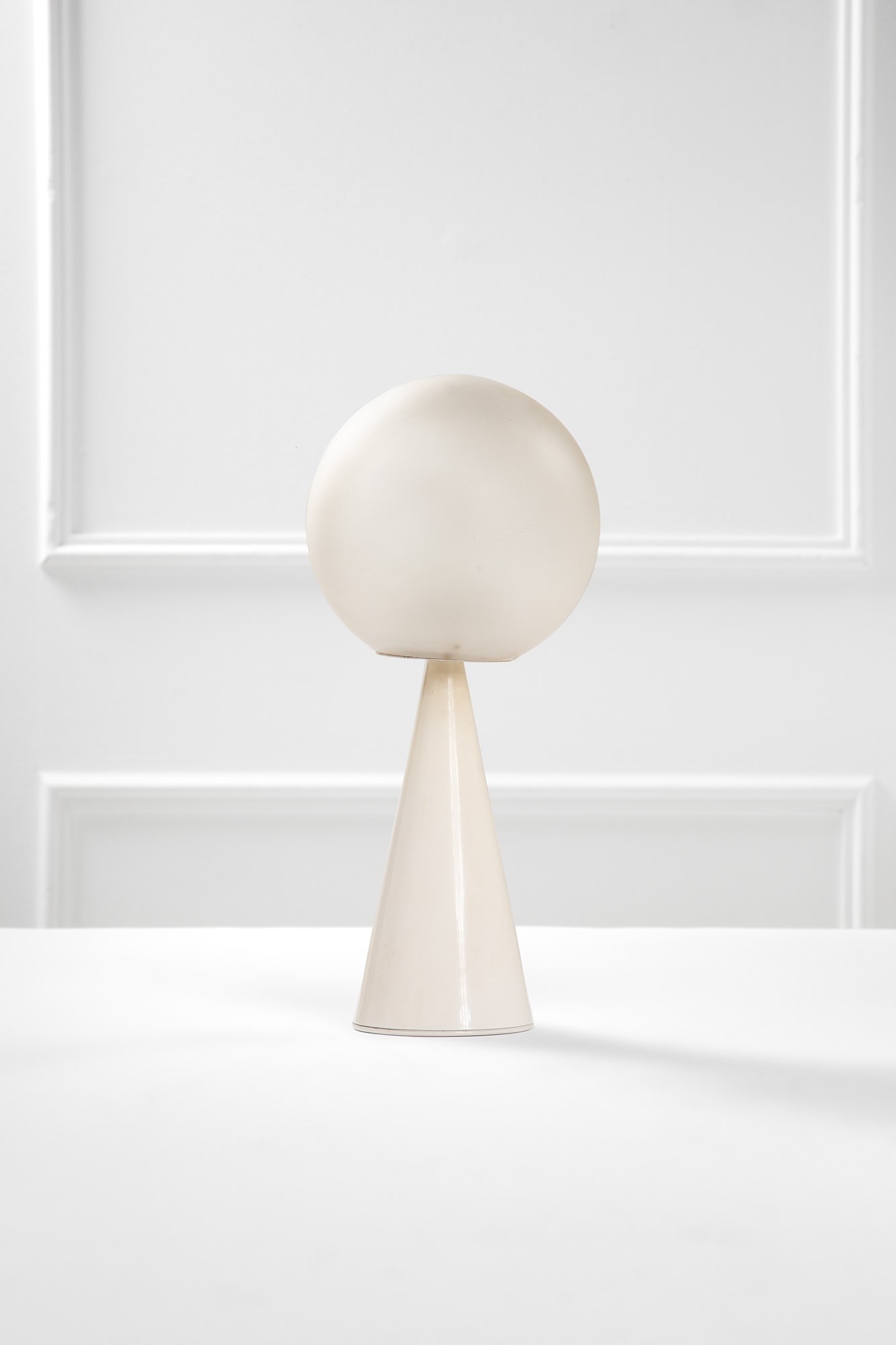 Gio Ponti. Lampada da tavolo mod. 2474 Bilia: Lampada da tavolo mod. 2474 Bilia Metallo laccato, vetro satinato. Prod. Fontana Arte, 1960 ca. Etichetta del produttore. h cm 43, diam. cm 19 Literature: Franco Deboni (a cura di), Fontana Arte. Gio