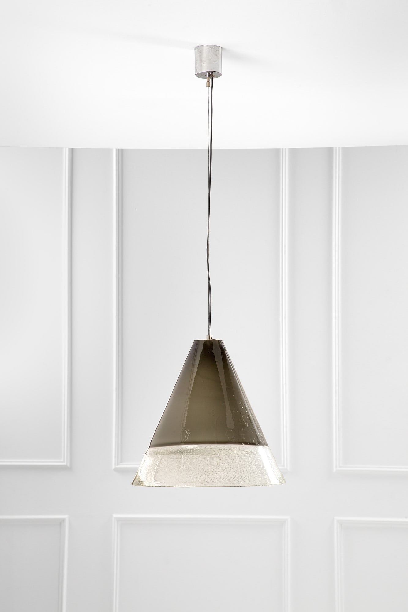 Giusto Toso. Lampada a sospensione: Lampada a sospensione Vetro incamiciato a bollicine e vetro talpa. 1960 ca. h cm 125, diam. cm 44