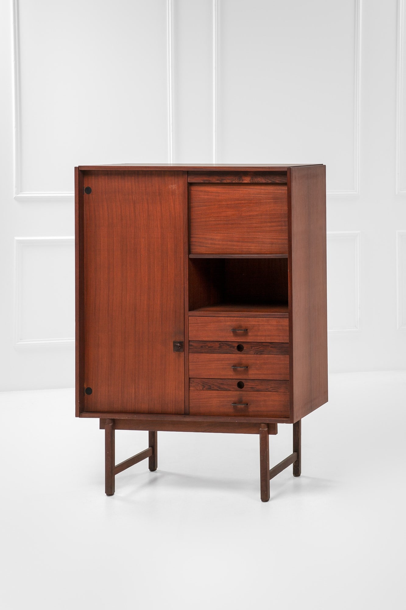 Piccolo cabinet: Piccolo cabinet Legno impiallacciato, legno massello, metallo verniciato. 1960 ca. cm 150x107x44